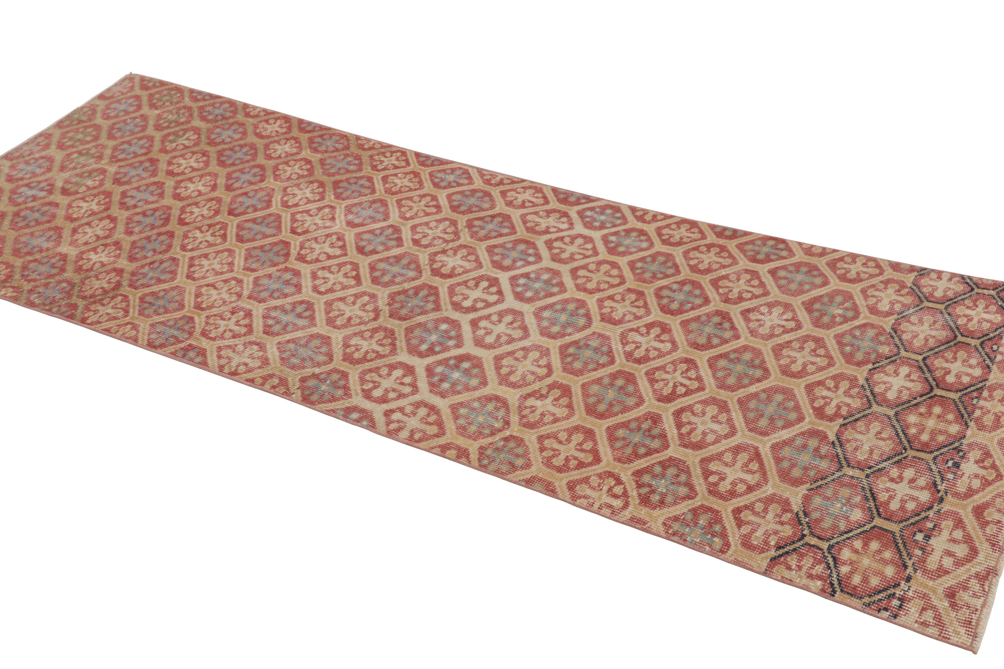 Tappeto turco vintage, campo beige con motivi geometrici a rombi rossi - Rug & Kilim In condizioni buone in vendita a Long Island City, NY