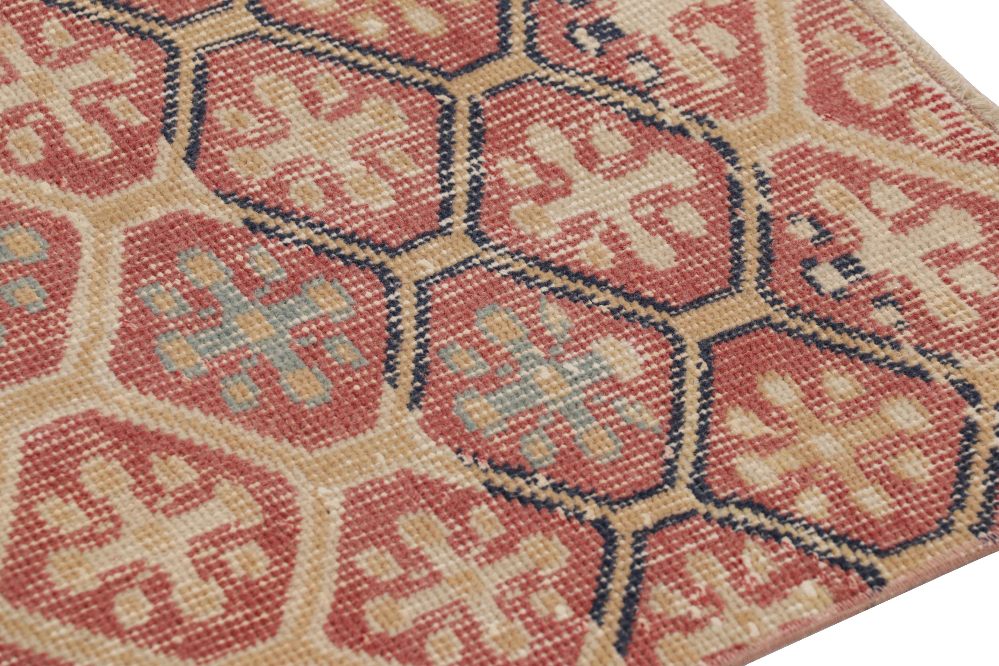 Metà XX secolo Tappeto turco vintage, campo beige con motivi geometrici a rombi rossi - Rug & Kilim in vendita