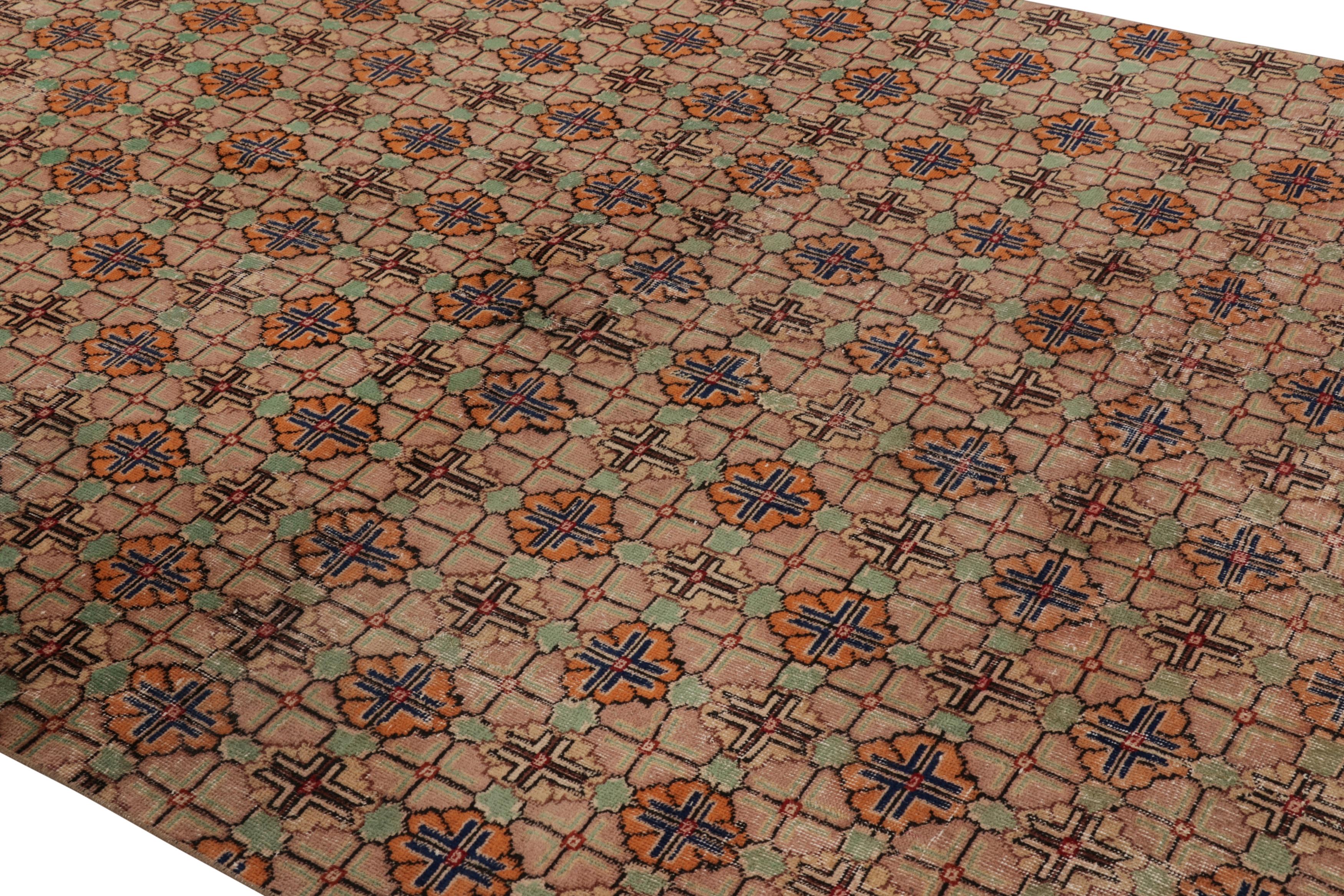 Türkischer Vintage-Teppich, braun und beige mit floralen Mustern - Rug & Kilim im Zustand „Gut“ im Angebot in Long Island City, NY