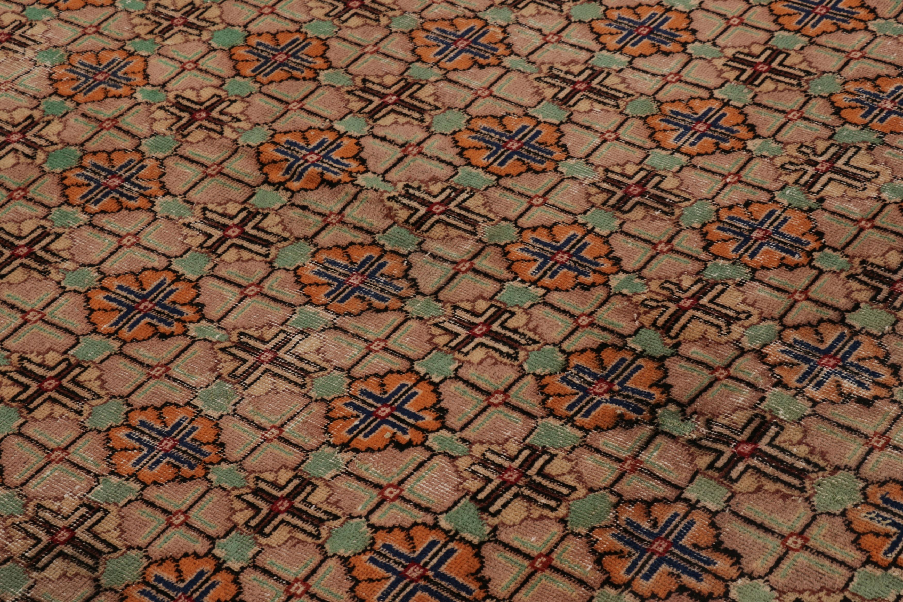 Türkischer Vintage-Teppich, braun und beige mit floralen Mustern - Rug & Kilim (Mitte des 20. Jahrhunderts) im Angebot