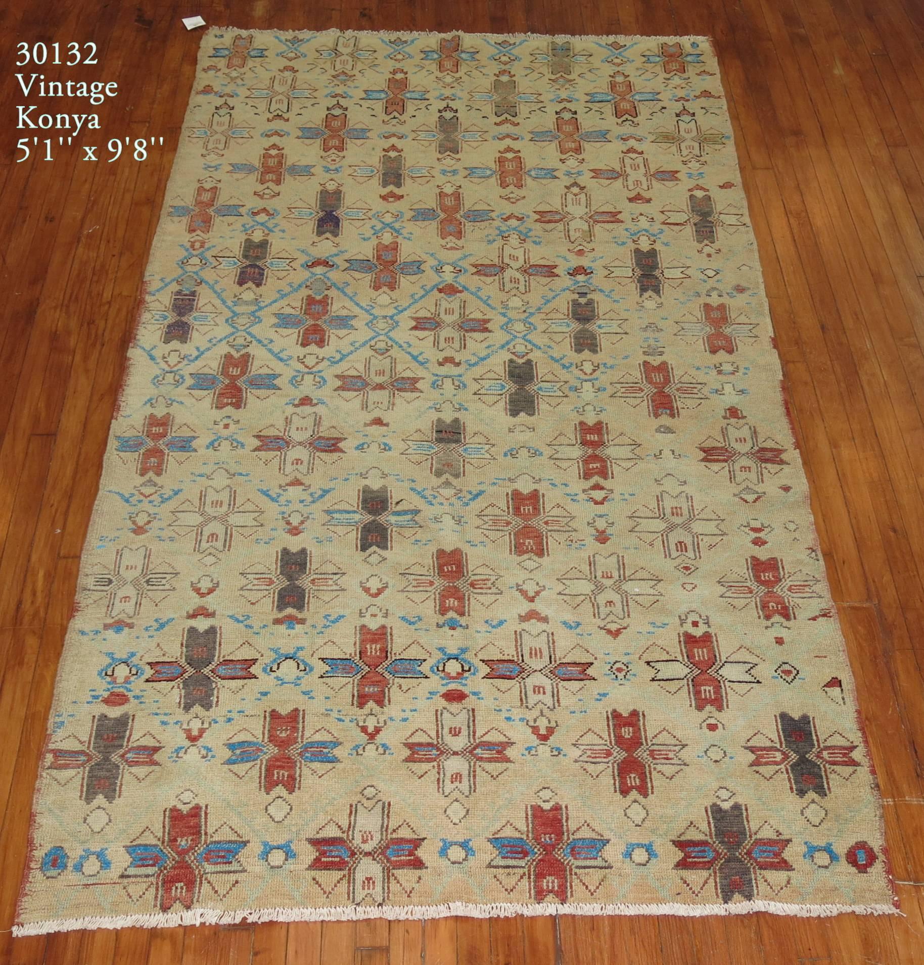 Un tappeto turco anatolico vintage unico nel suo genere con un disegno ripetitivo all-over su un campo color osso.

5'1' x 9'8''
