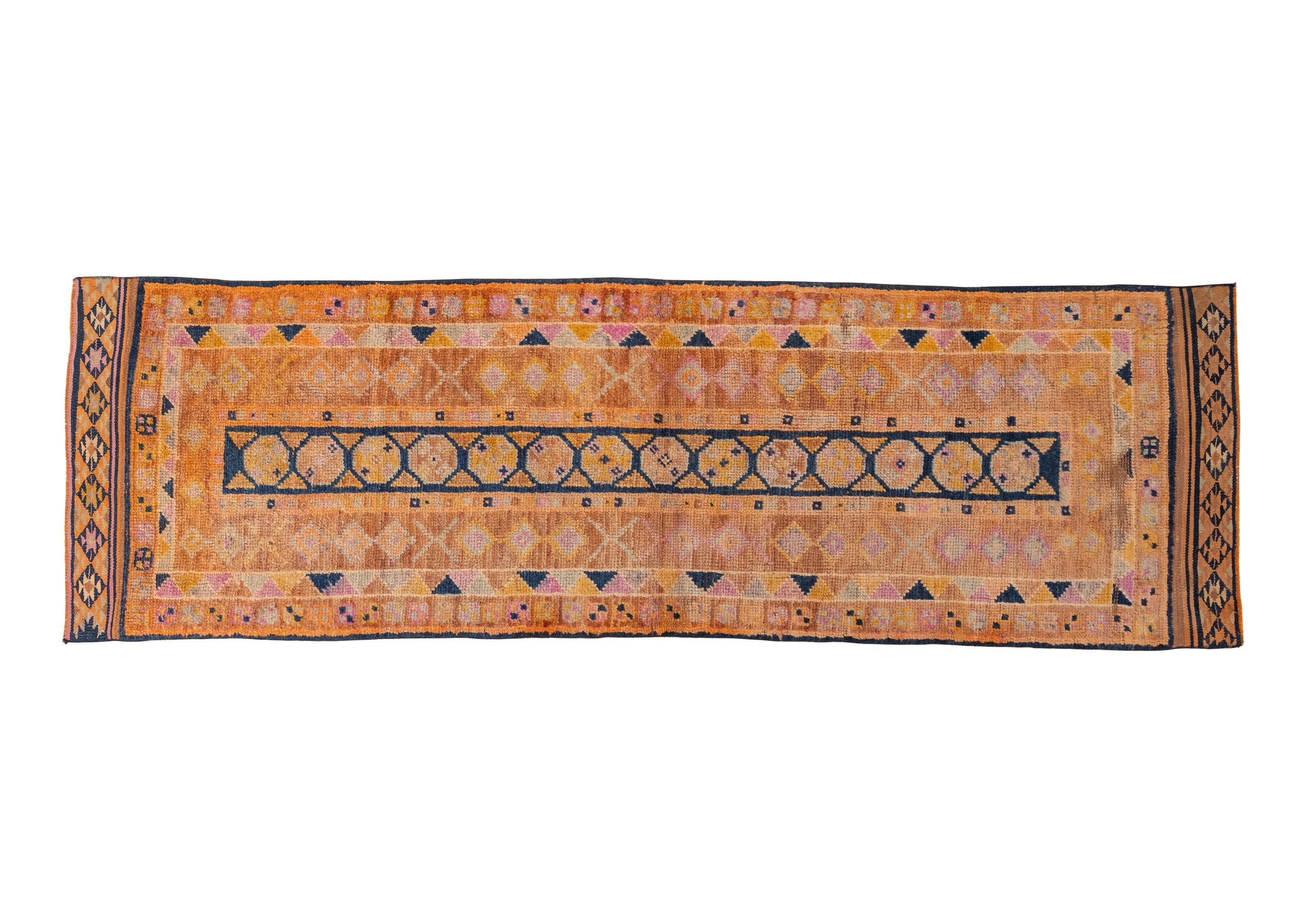 Dieser türkische Vintage-Teppich ist ein wunderschönes und authentisches Stück, das das reiche Erbe und die künstlerischen Traditionen der türkischen Weberei widerspiegelt. Mit Geschick und Sorgfalt handgewebt, trägt es den Charme der Zeit und eine