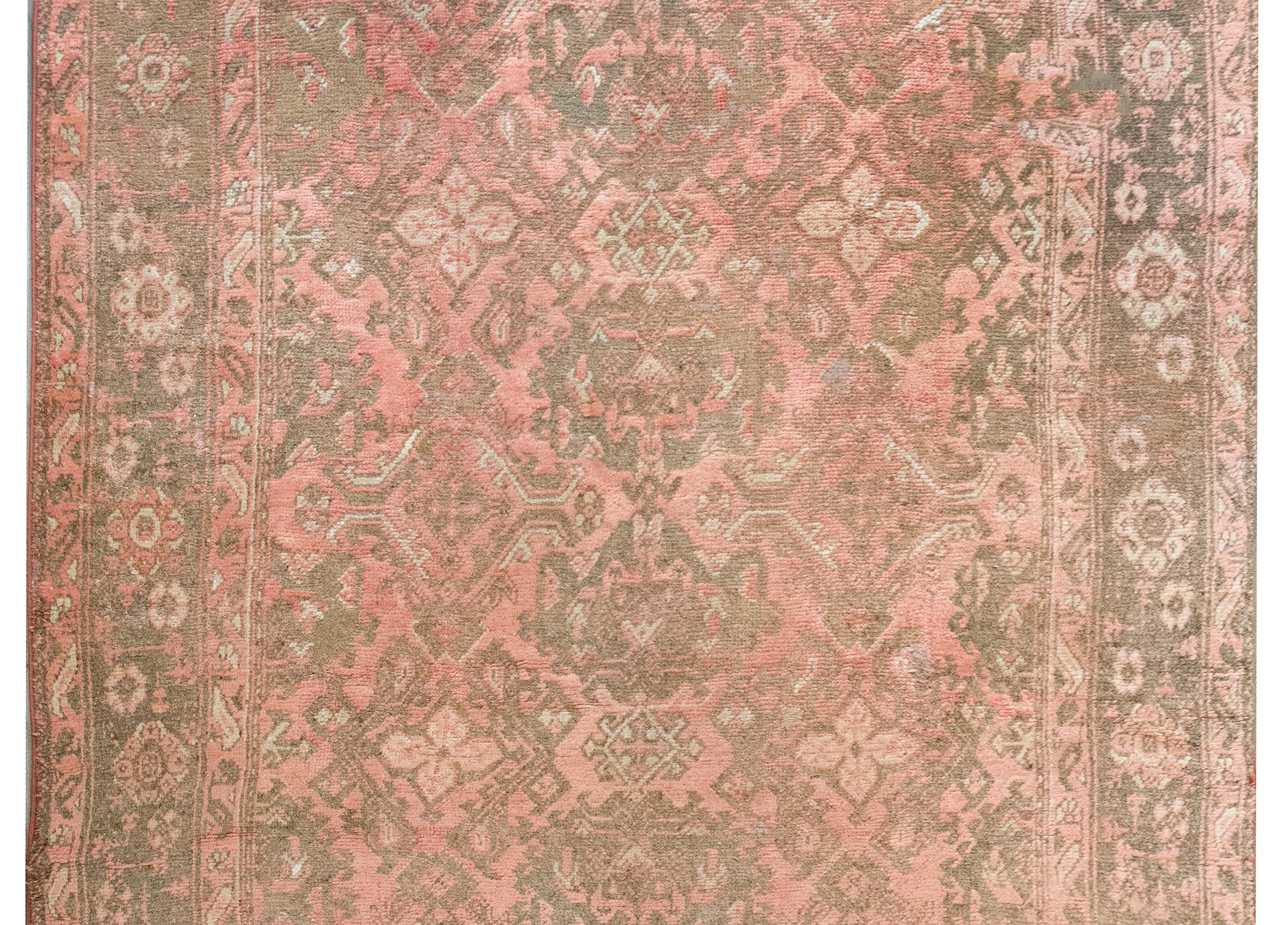 Ein unglaublicher türkischer Oushak-Teppich aus dem frühen 20. Jahrhundert mit einem großflächigen, Ton-in-Ton gespiegelten Blumenmuster, das von einer ähnlich gemusterten Bordüre umgeben ist und in gedämpften Korallen- und Brauntönen gewebt ist.  