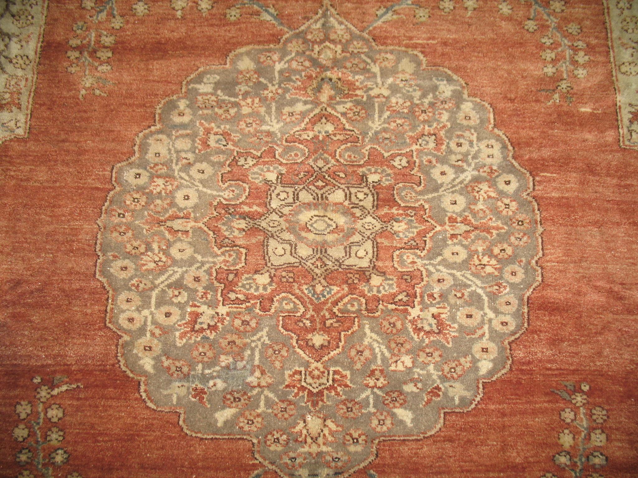 Zabihi Collection Raumgröße Vintage Türkischer Teppich (20. Jahrhundert) im Angebot