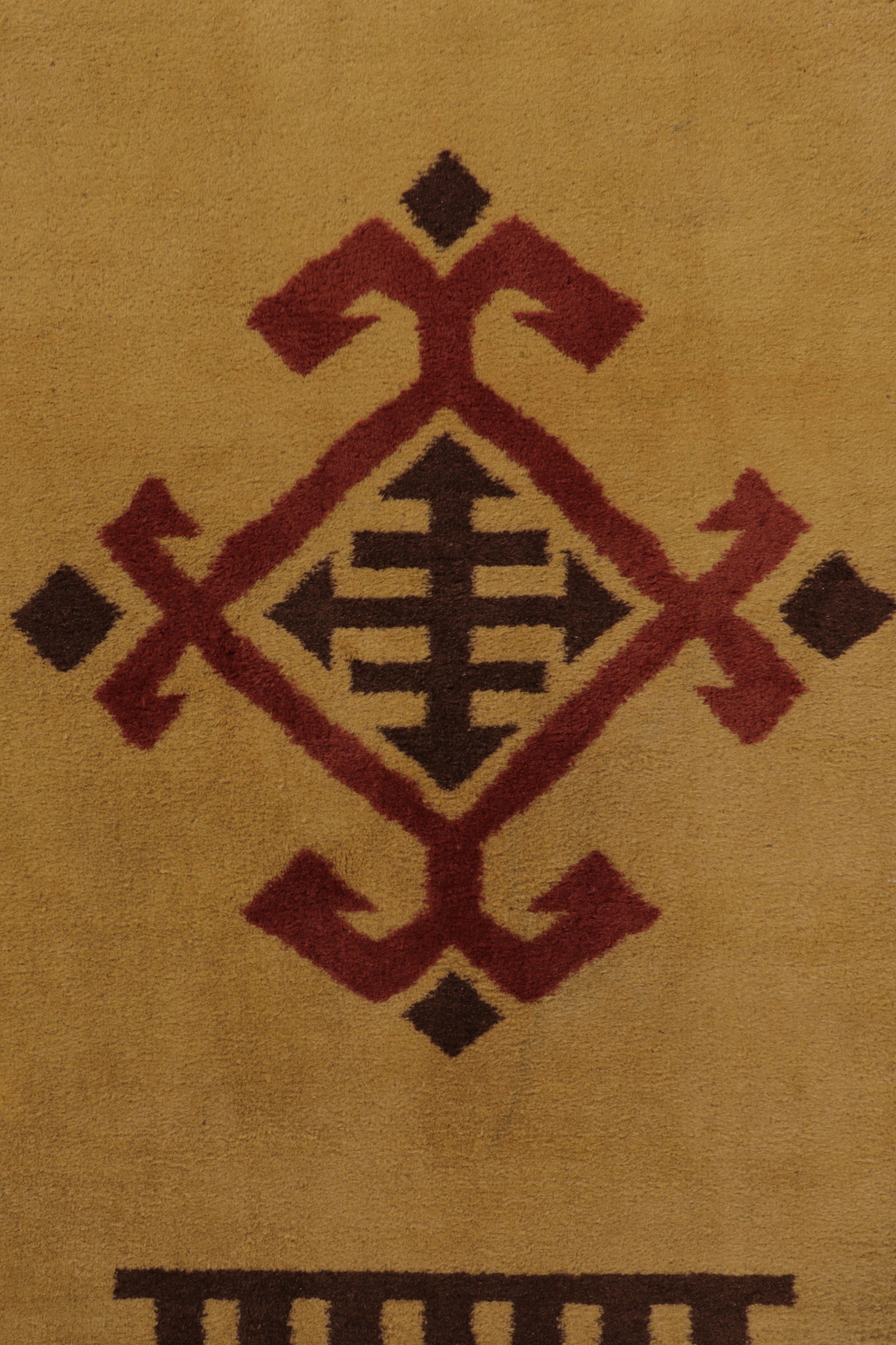 Türkischer Vintage-Teppich, Gold mit kühner Stammesgeometrie - Rug & Kilim im Zustand „Gut“ im Angebot in Long Island City, NY