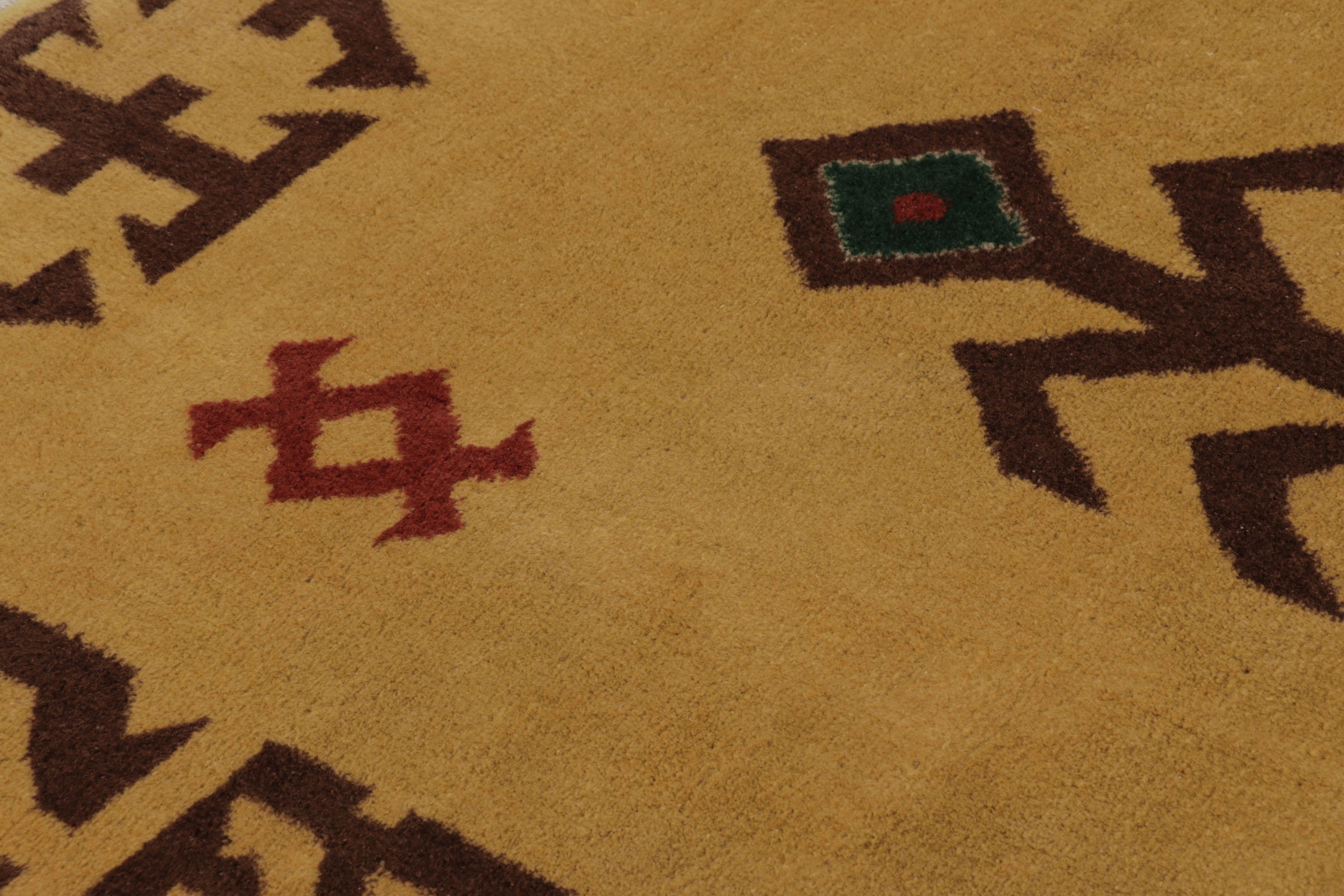 Türkischer Vintage-Teppich, Gold mit kühner Stammesgeometrie - Rug & Kilim (Mitte 17. Jahrhundert) im Angebot