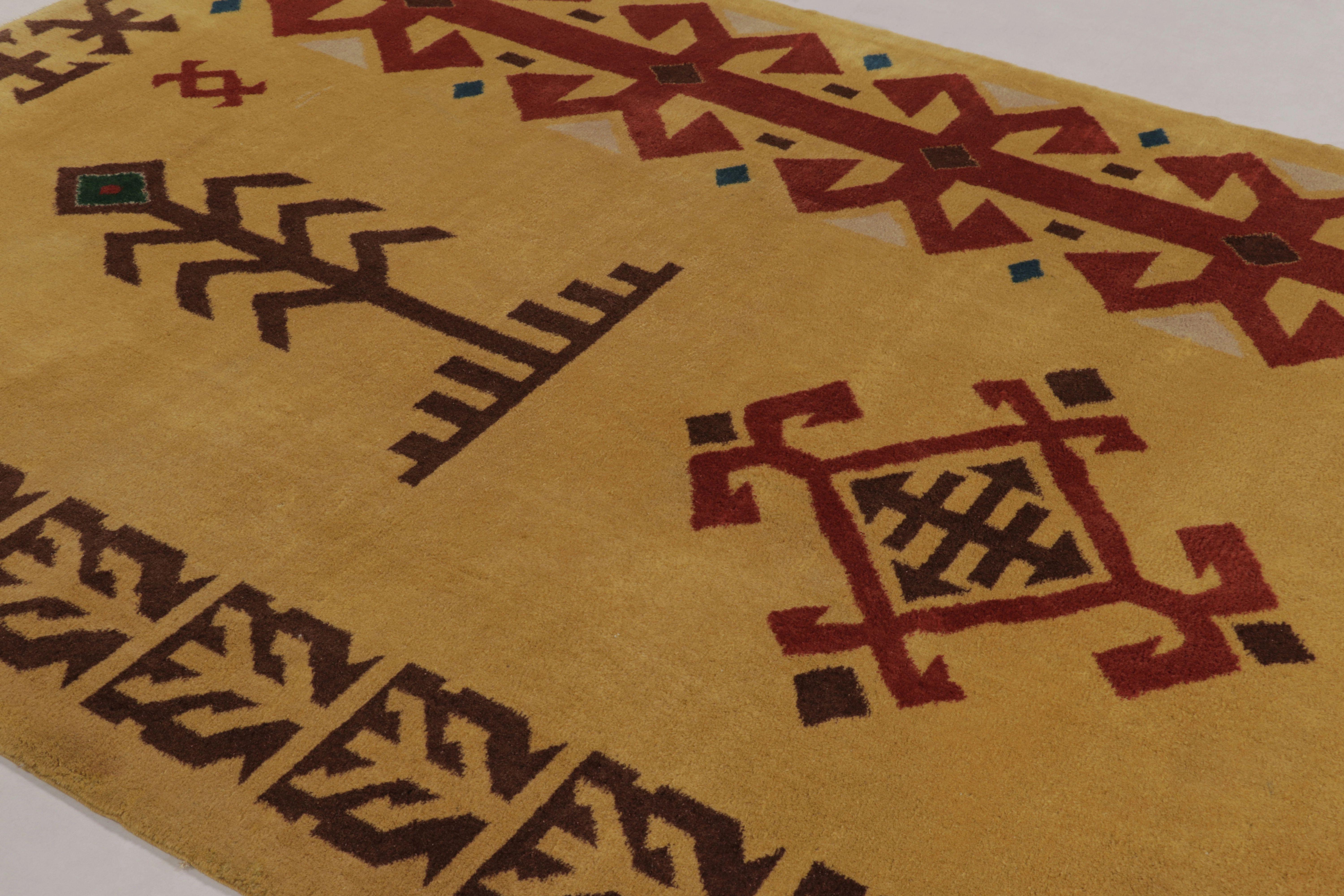 Türkischer Vintage-Teppich, Gold mit kühner Stammesgeometrie - Rug & Kilim (Wolle) im Angebot