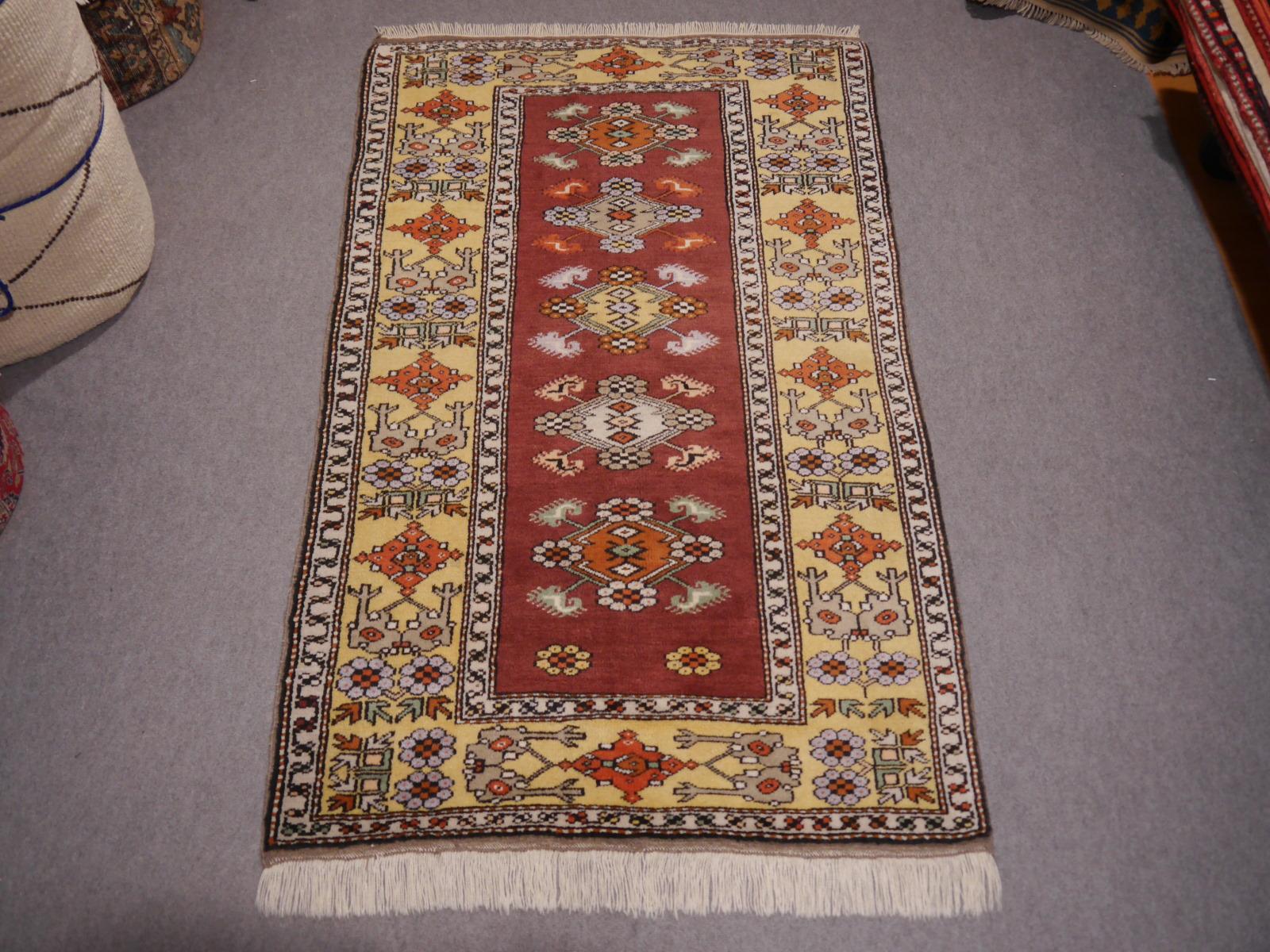 Vintage oriental accent rug - carpet - mat

Vintage Turkish rug excellent condition, rare colors.

• Beautiful vintage rug
• All handmade
• Pile pure wool
• Traditional design
• Condition: Very good.
All of our rugs, carpets and Kilims are original
