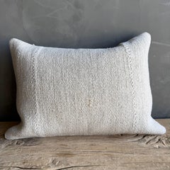 Oreiller vintage en chanvre avec garniture en duvet 15" x 20".