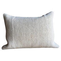 Oreiller vintage en chanvre avec garniture en duvet 15" x 20".