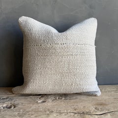 Oreiller vintage en chanvre avec garniture en duvet 16" x 16".