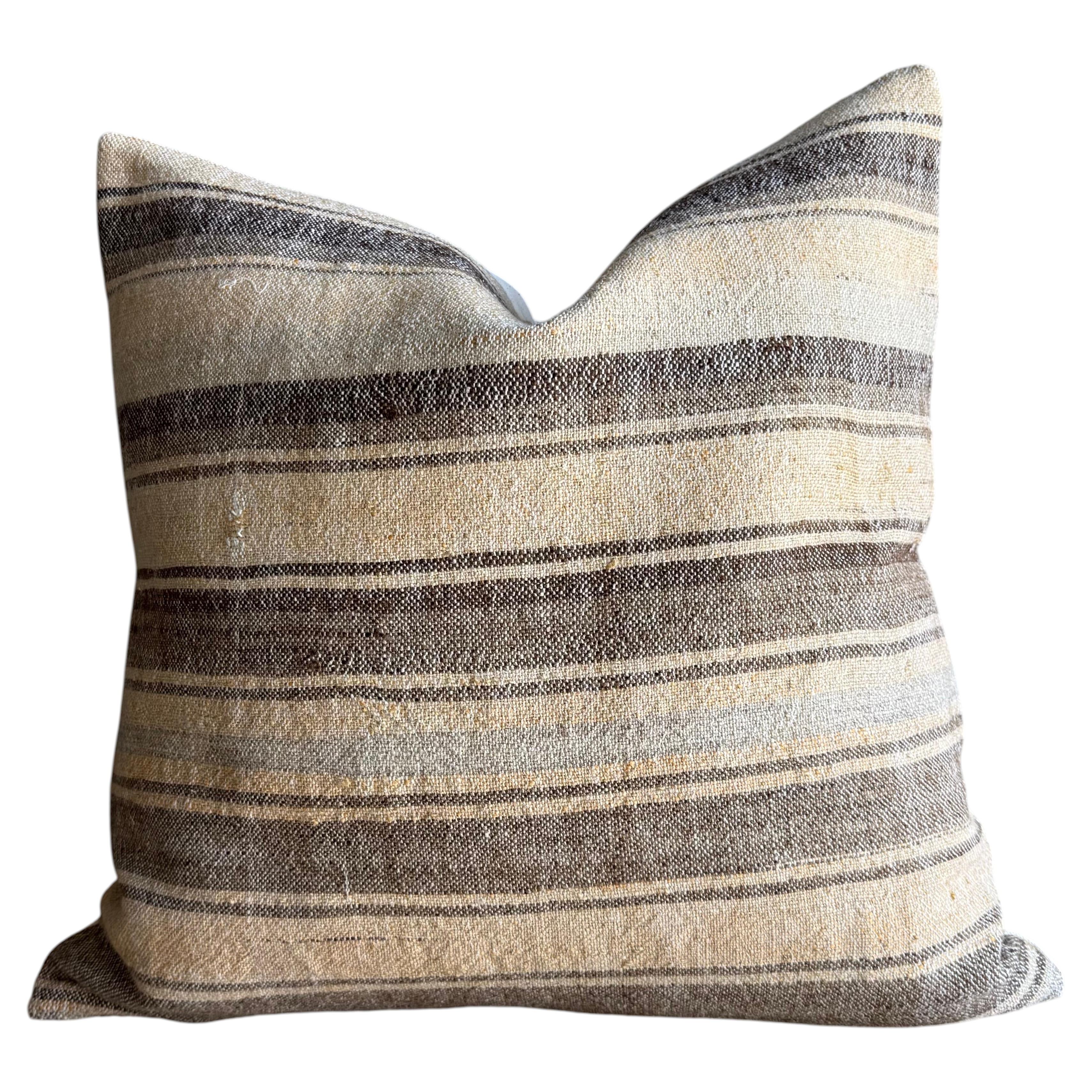 Cuscino vintage in canapa con inserto in piuma d'oca 22" x 22"