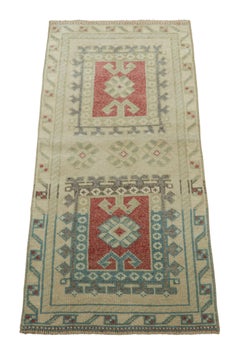Tapis turc vintage beige et crème avec médaillon géométrique  Rug & Kilim