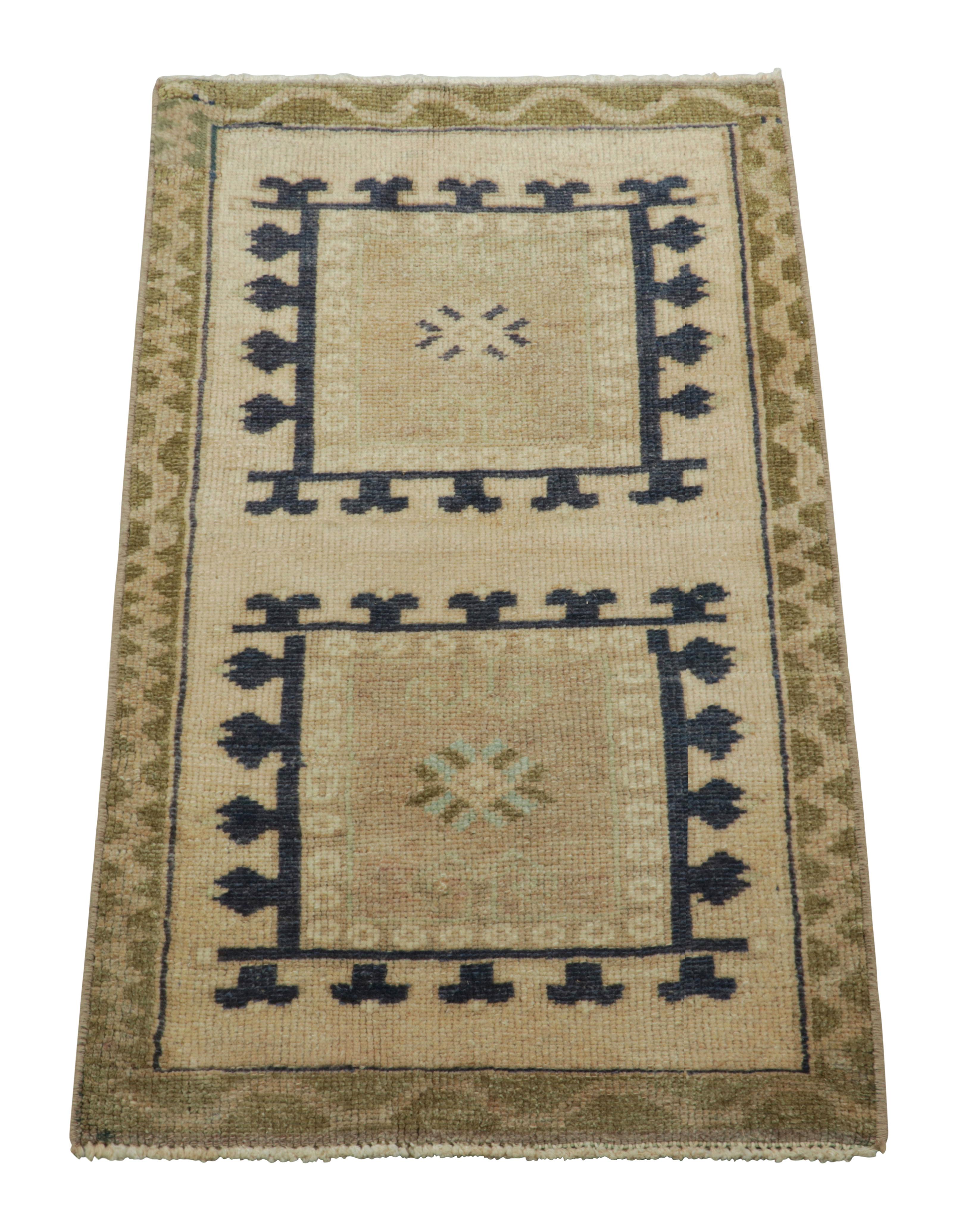Dieser türkische Teppich im Geschenkformat 2x3 aus handgeknüpfter Wolle stammt aus der Zeit um 1950-1960 und ist eine kühne neue Ergänzung zu Rug & Kilims Auswahl an seltenen und sammelwürdigen Teppichen aus der Mitte des Jahrhunderts dieser
