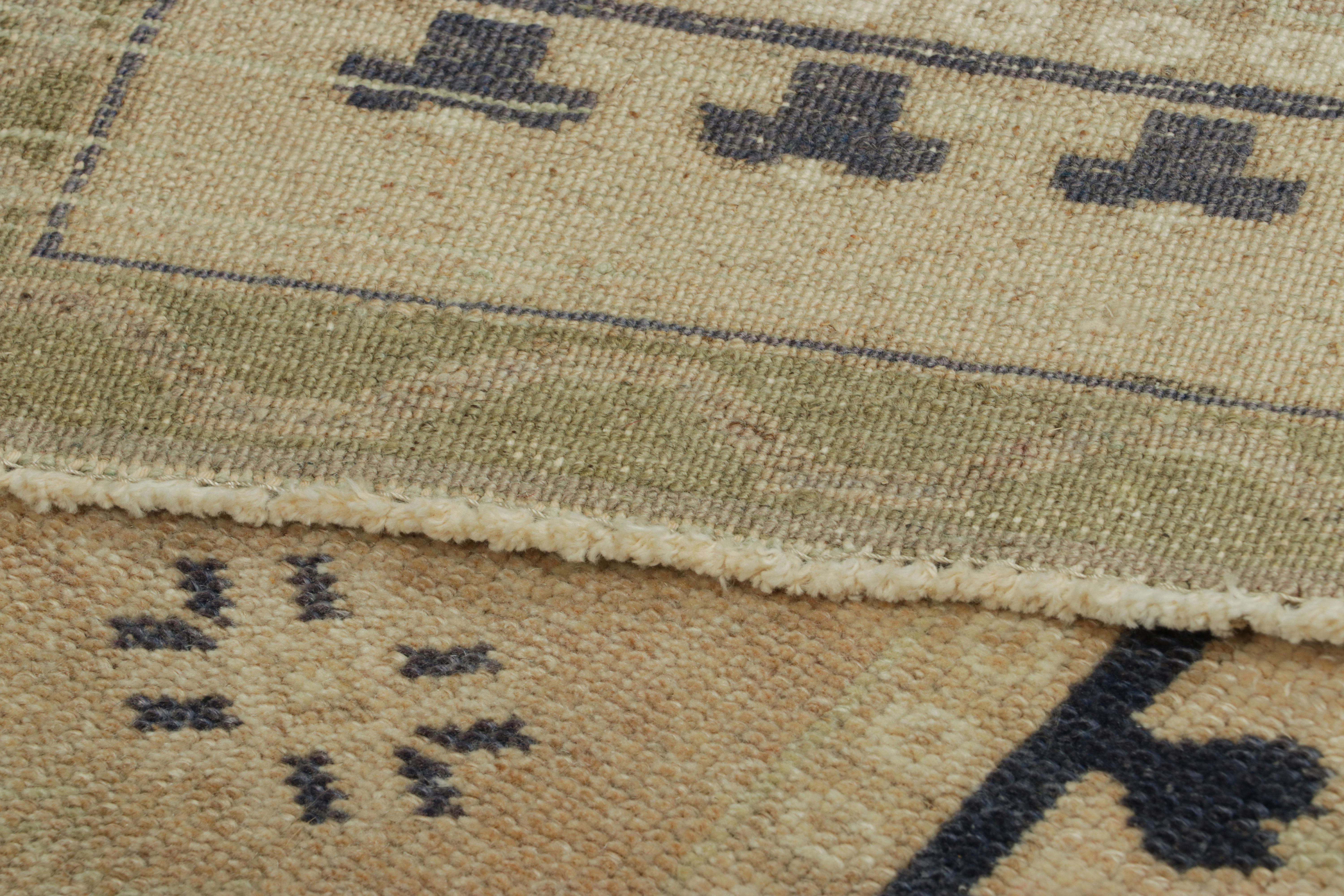 Türkischer Vintage-Teppich in Beige und Creme mit geometrischen Medaillons  Rug & Kilim (Kelim) im Angebot