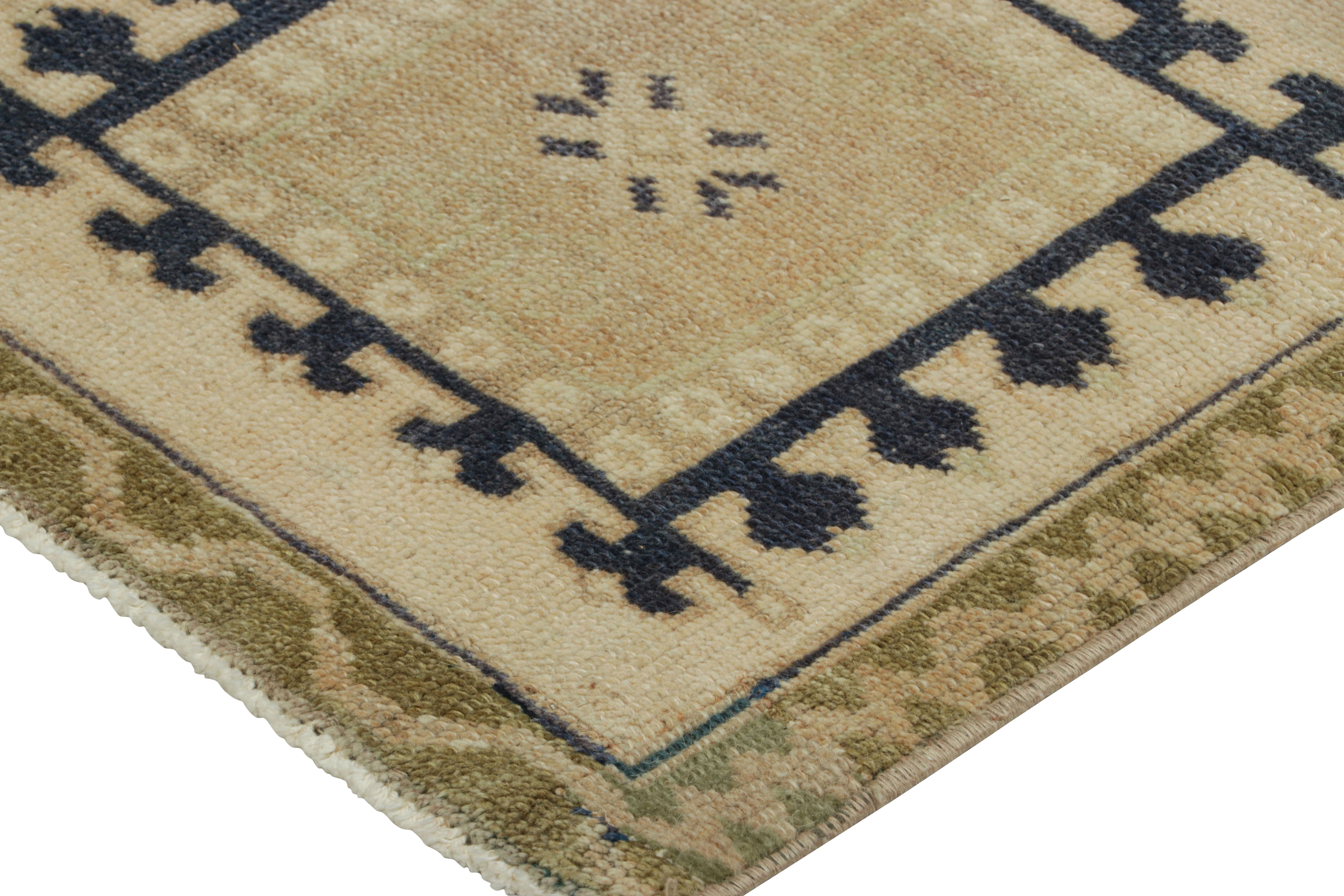 Türkischer Vintage-Teppich in Beige und Creme mit geometrischen Medaillons  Rug & Kilim (Handgeknüpft) im Angebot