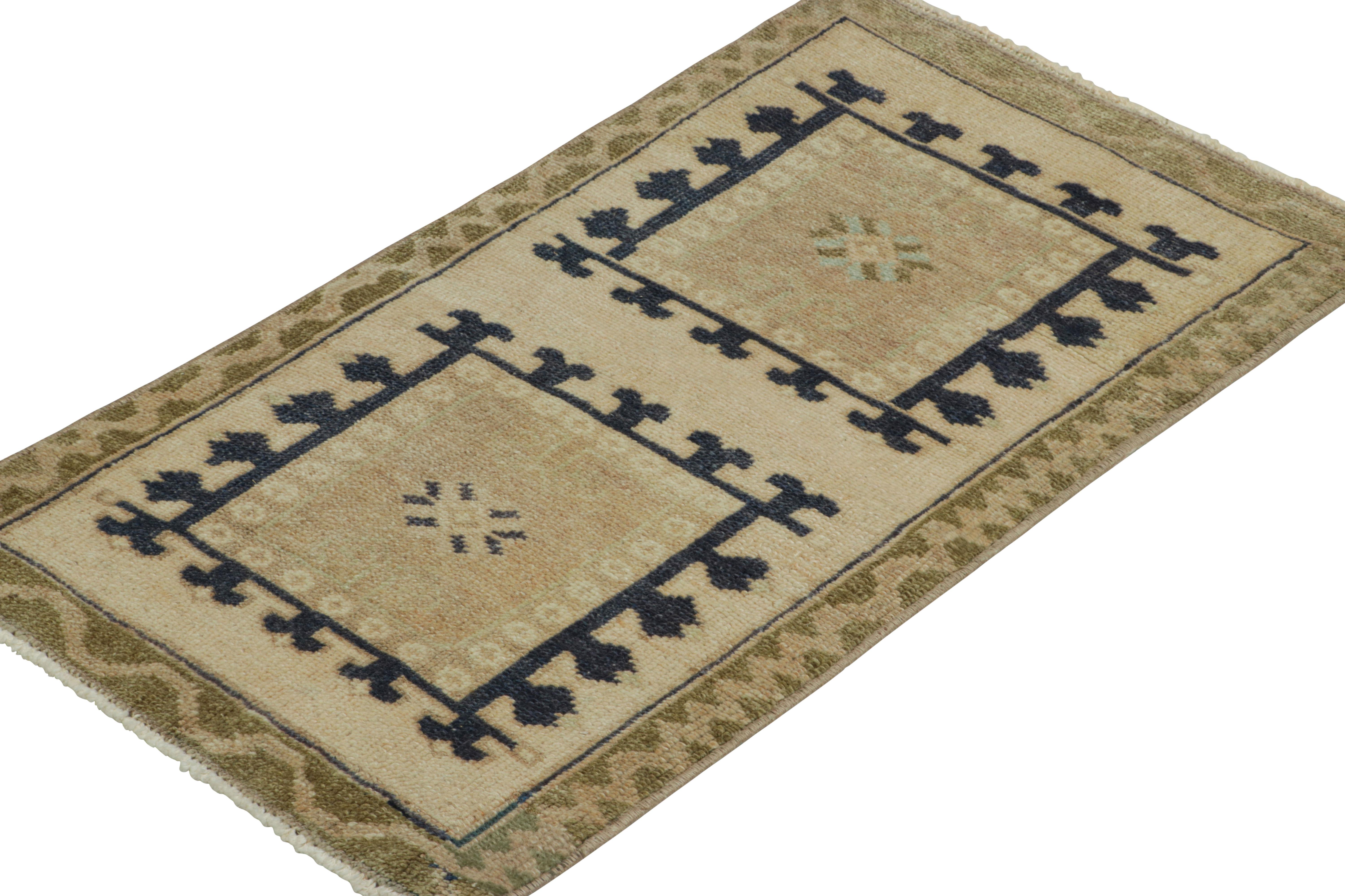 Türkischer Vintage-Teppich in Beige und Creme mit geometrischen Medaillons  Rug & Kilim im Zustand „Gut“ im Angebot in Long Island City, NY
