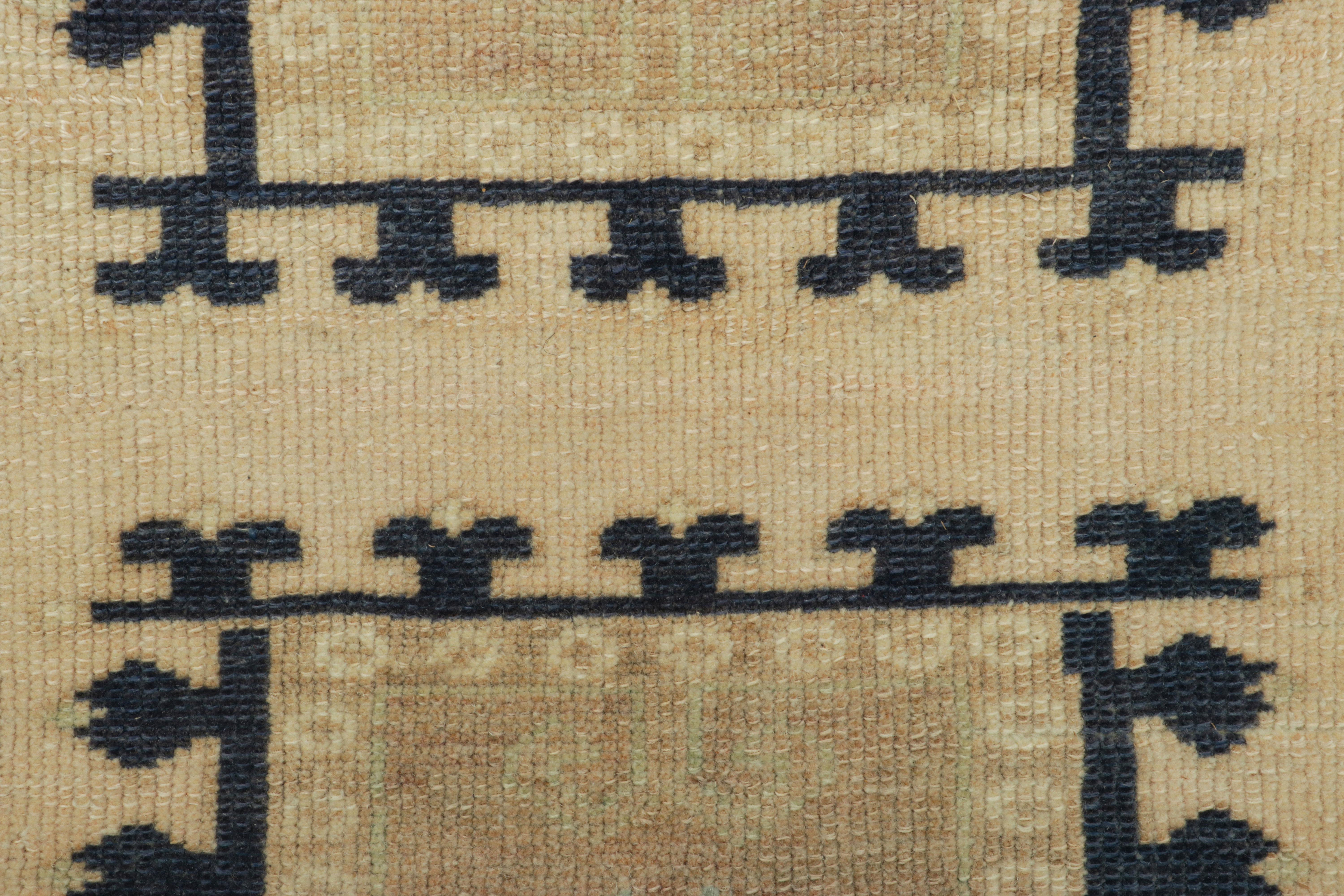 Türkischer Vintage-Teppich in Beige und Creme mit geometrischen Medaillons  Rug & Kilim (Mitte des 20. Jahrhunderts) im Angebot