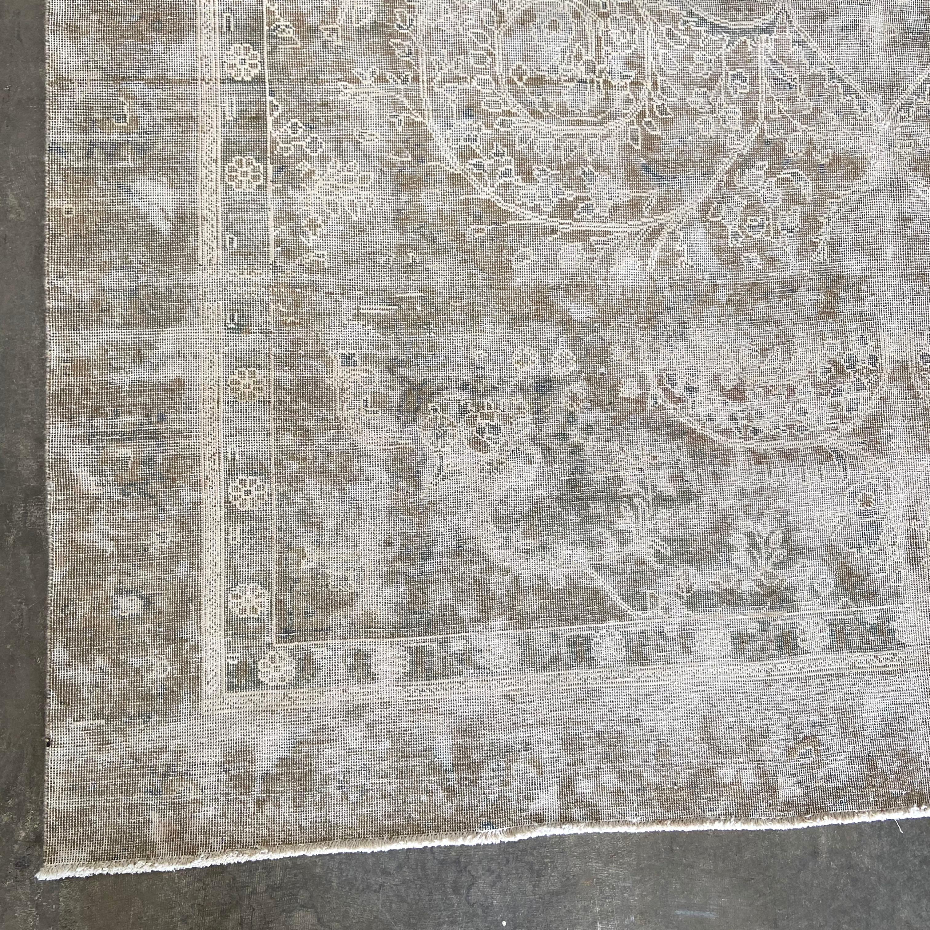 Alfombra turca vintage en beige y azul. Los colores fríos y los intrincados dibujos no sólo le añaden carácter, sino que la hacen única. Es normal que haya algunas variaciones de dibujo y color en los artículos antiguos. La hermosa alfombra tiene un