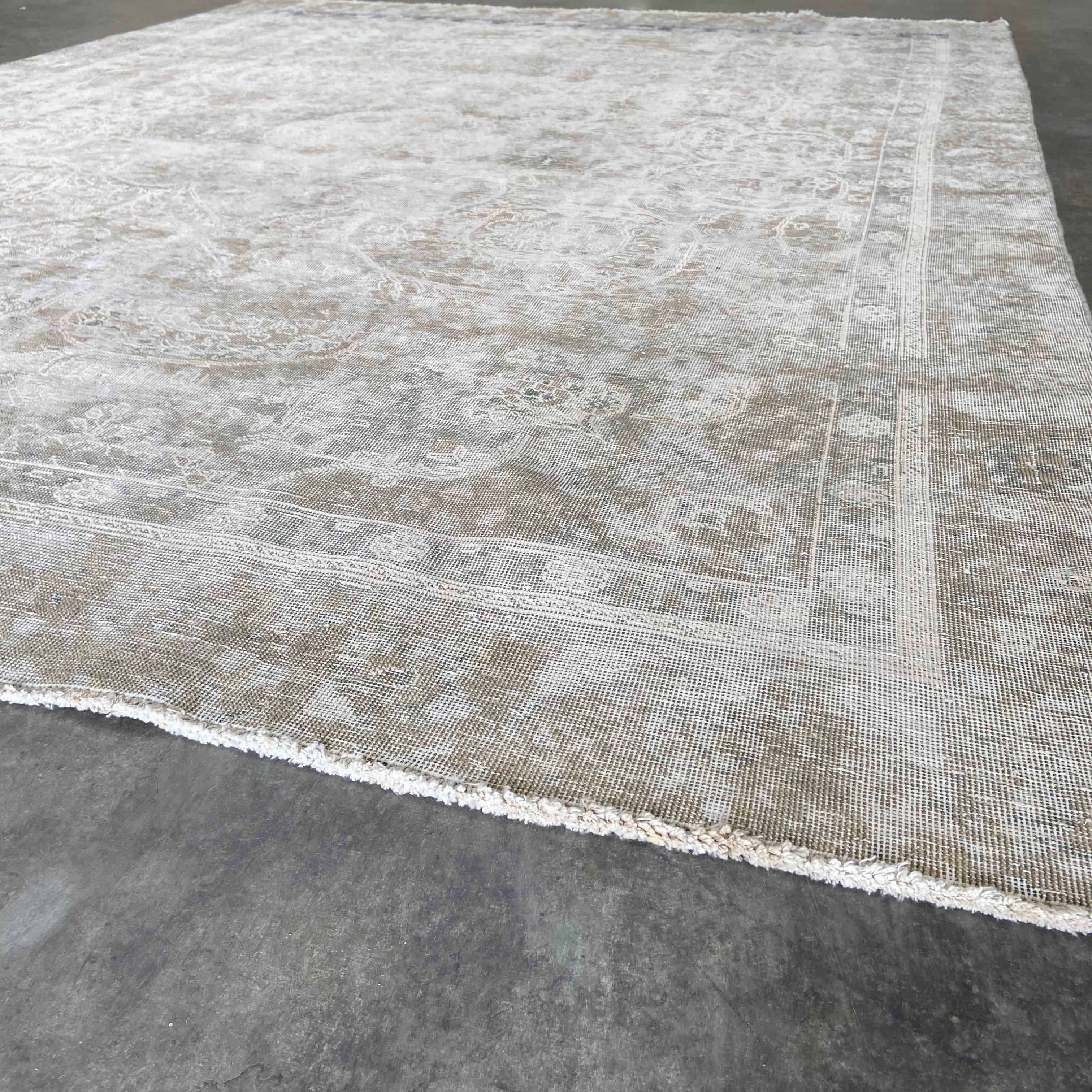 Türkischer Teppich in Beige und Graublau, Vintage im Zustand „Gut“ im Angebot in Brea, CA