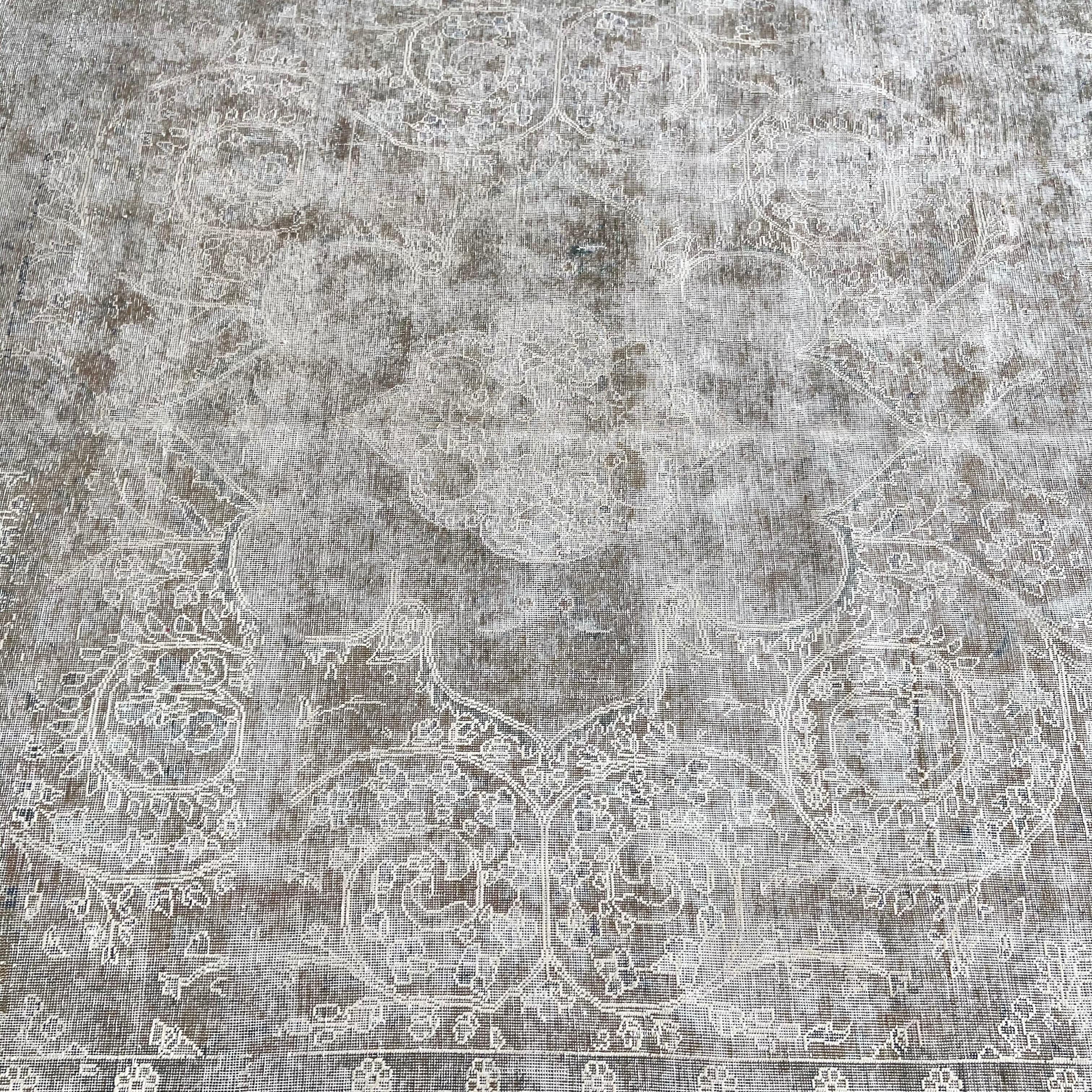 Türkischer Teppich in Beige und Graublau, Vintage im Angebot 1