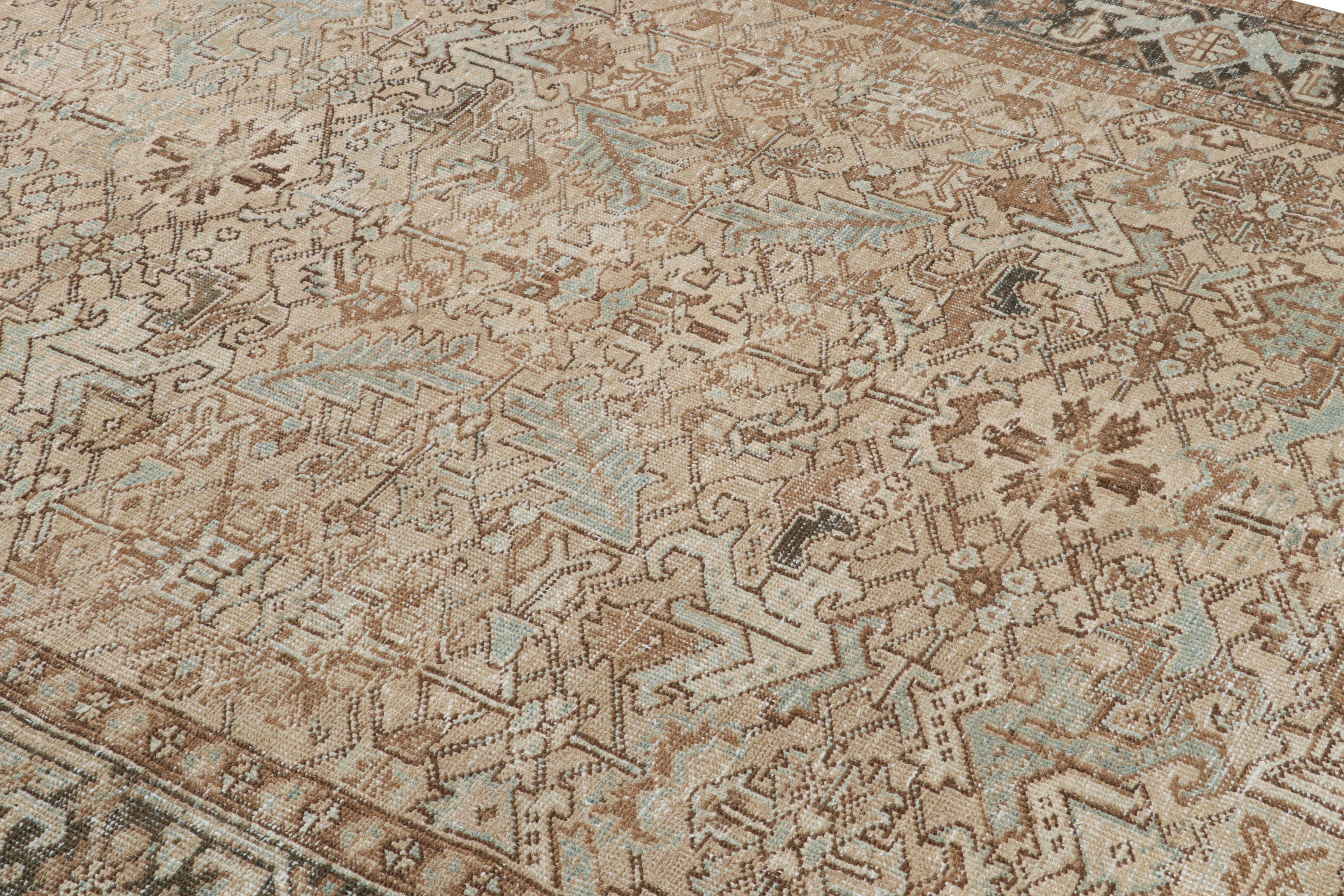 Dieser aus Wolle handgeknüpfte türkische Teppich im Format 7x9 ist von persischen Heriz-Teppichen inspiriert, die diesen dichten, fast tribalen All-Over-Ansatz für geometrisch-florale Muster haben.  

Über das Design: 

Dieser türkische Teppich im