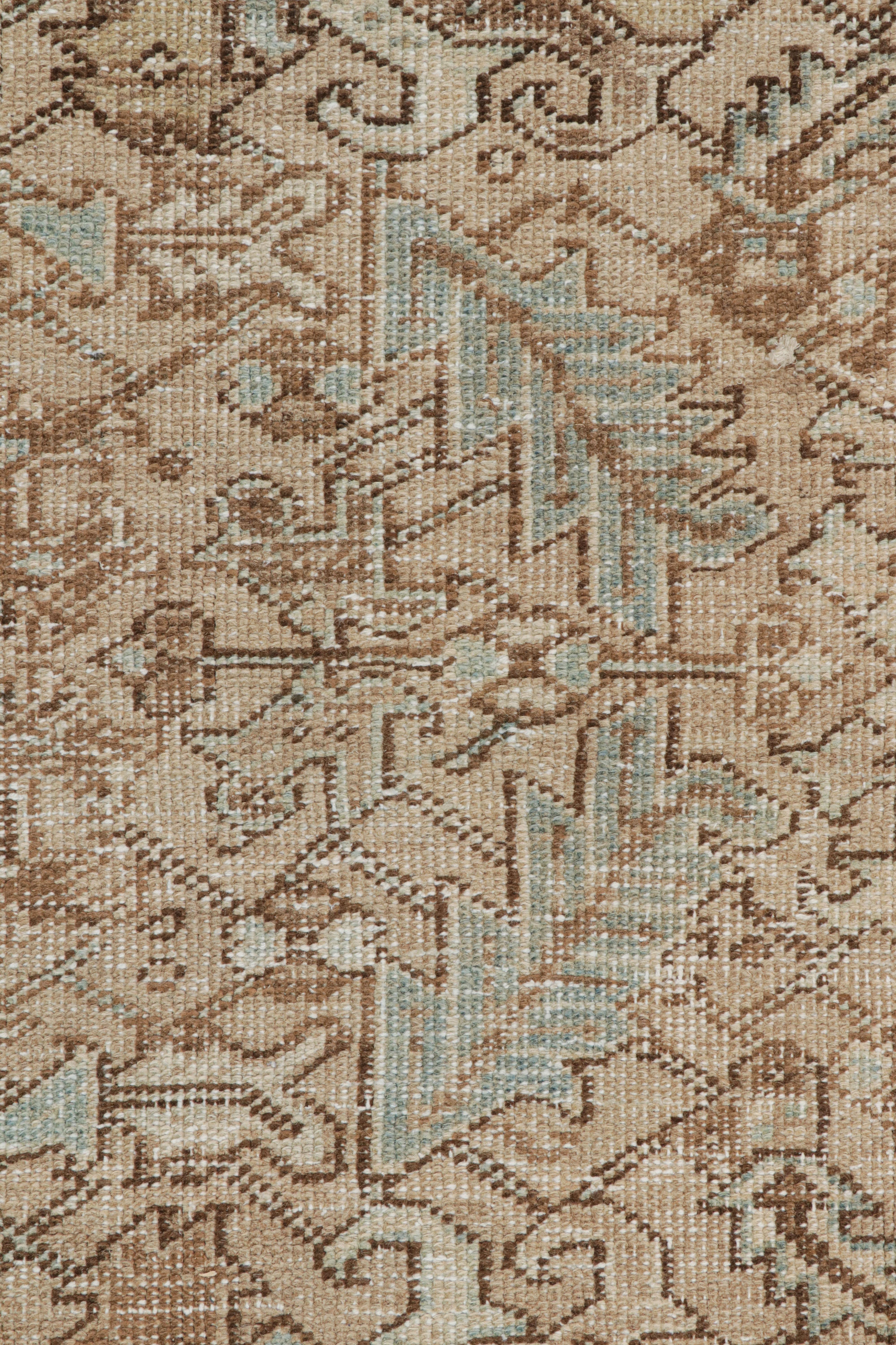 Türkischer Teppich in Beige-Braun und Blau mit geometrischen Mustern, von Rug & Kilim (Handgeknüpft) im Angebot