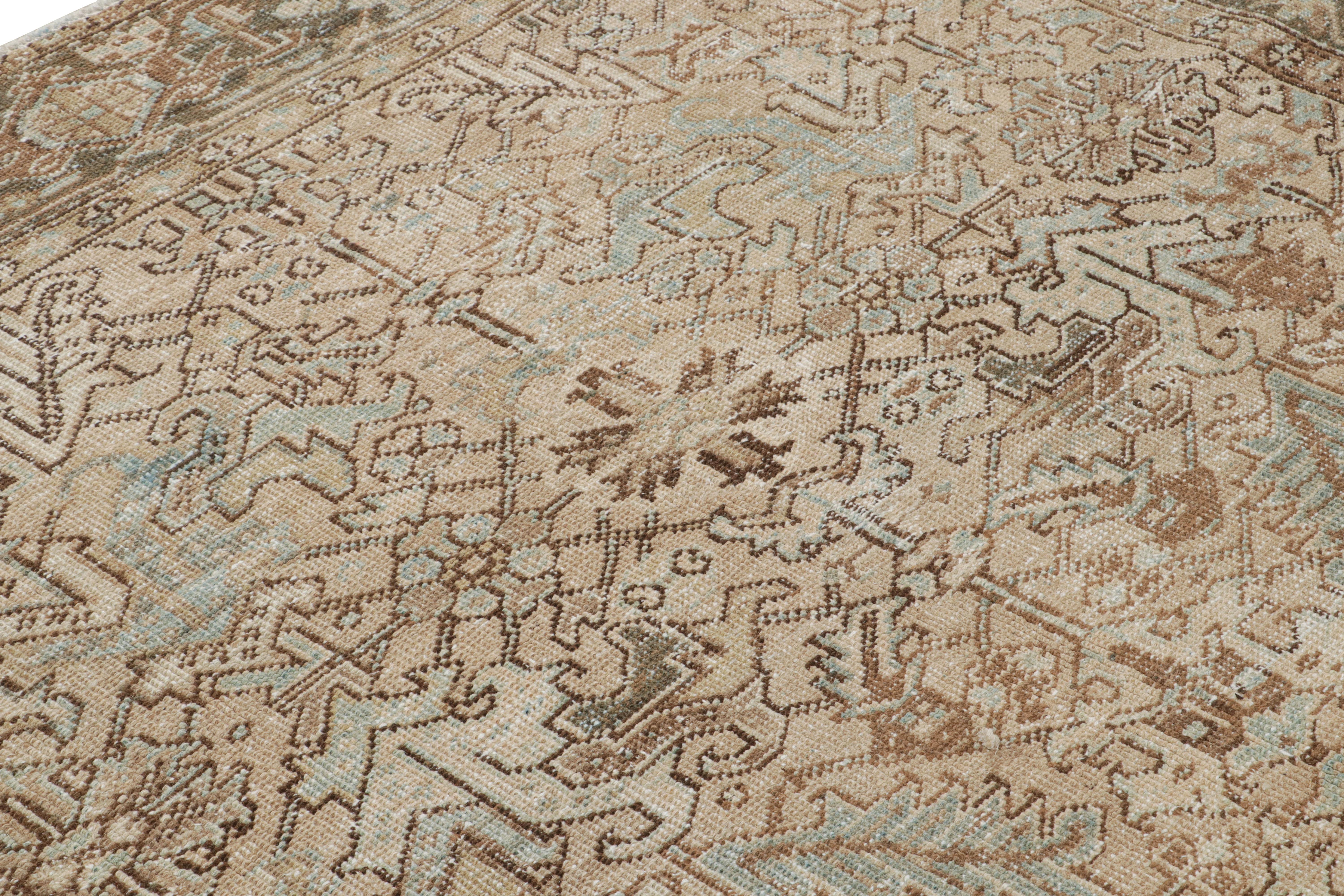 Türkischer Teppich in Beige-Braun und Blau mit geometrischen Mustern, von Rug & Kilim (Wolle) im Angebot