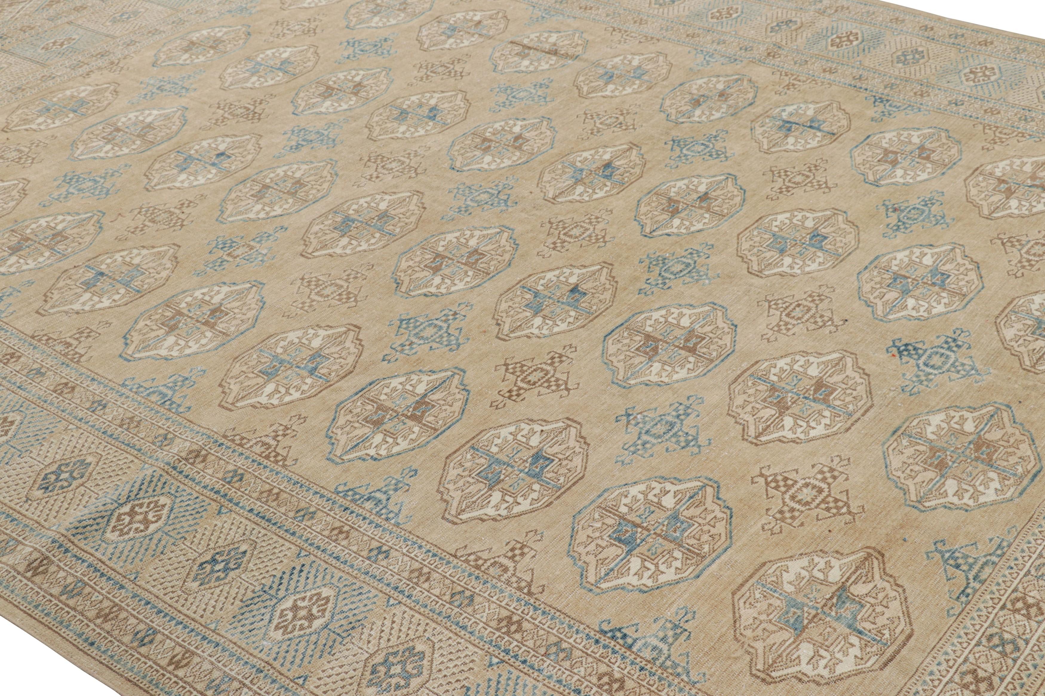 Realizzato in lana annodata a mano in Turchia intorno al 1950-1960, questo tappeto vintage 8x13 è una nuova ed entusiasmante selezione della collezione di classici rari di Rug & Kilim.

Sul design: 

Il disegno ha una forte somiglianza con i tappeti