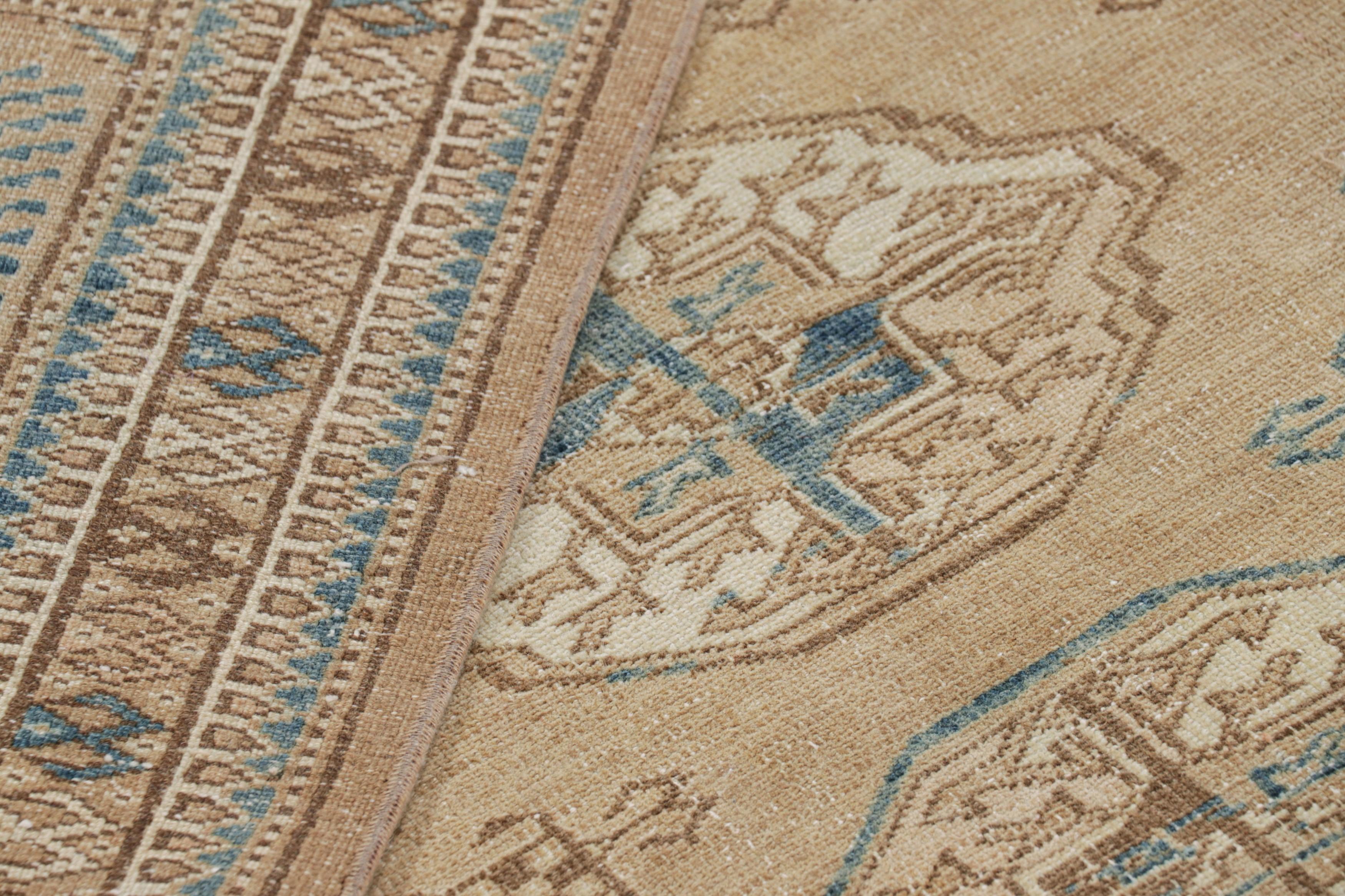 Metà XX secolo Tappeto turco vintage in beige-marrone e blu con motivi geometrici  Tappeto e Kili in vendita