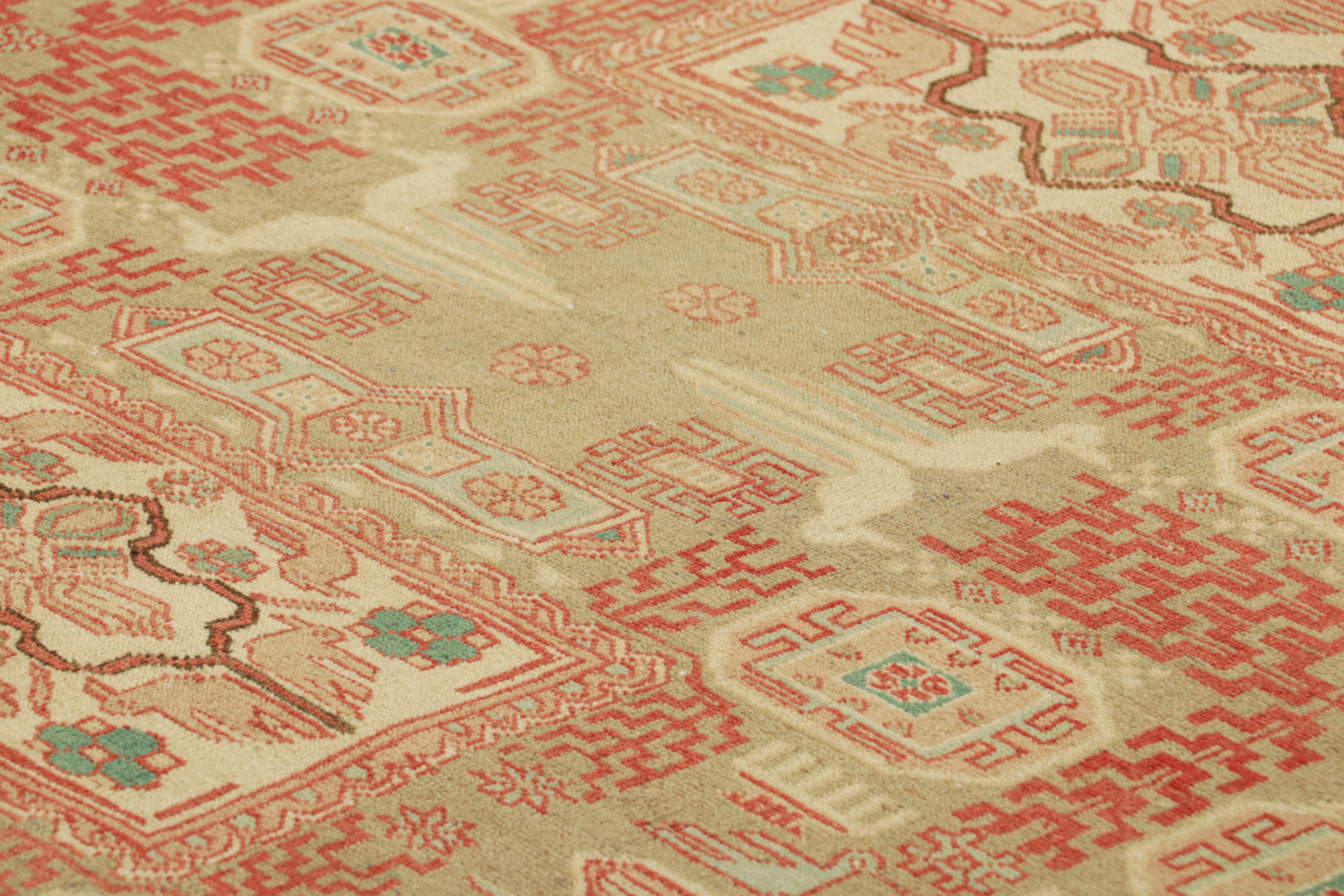 Realizzato in lana annodata a mano in Turchia intorno al 1950-1960, questo tappeto vintage 7x10 è una nuova ed entusiasmante selezione della collezione di classici rari di Rug & Kilim, piena di colori inaspettati e brillanti e di motivi pittorici