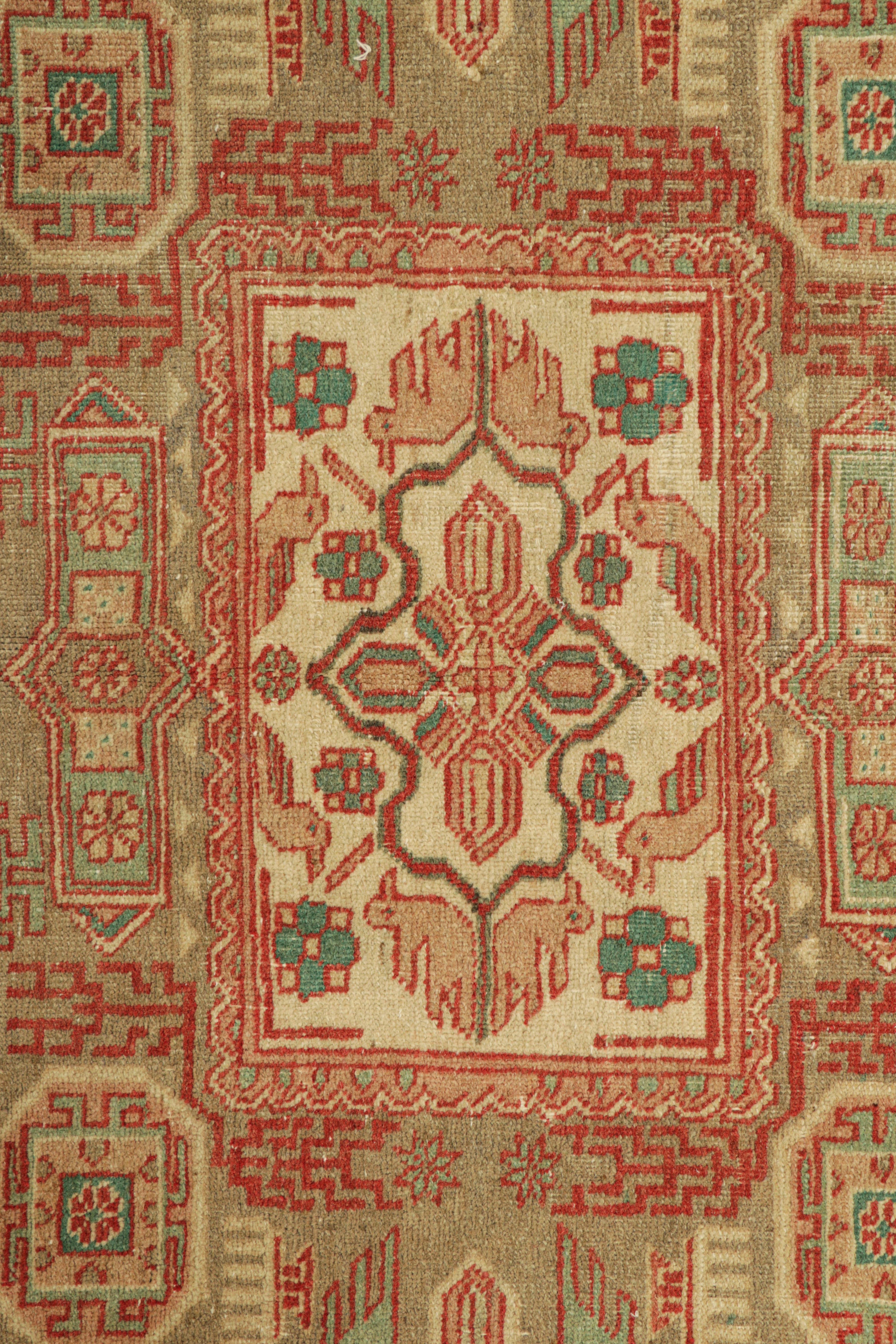 Tribale Tappeto turco vintage in beige-marrone e verde con medaglioni  Rug & Kilim in vendita