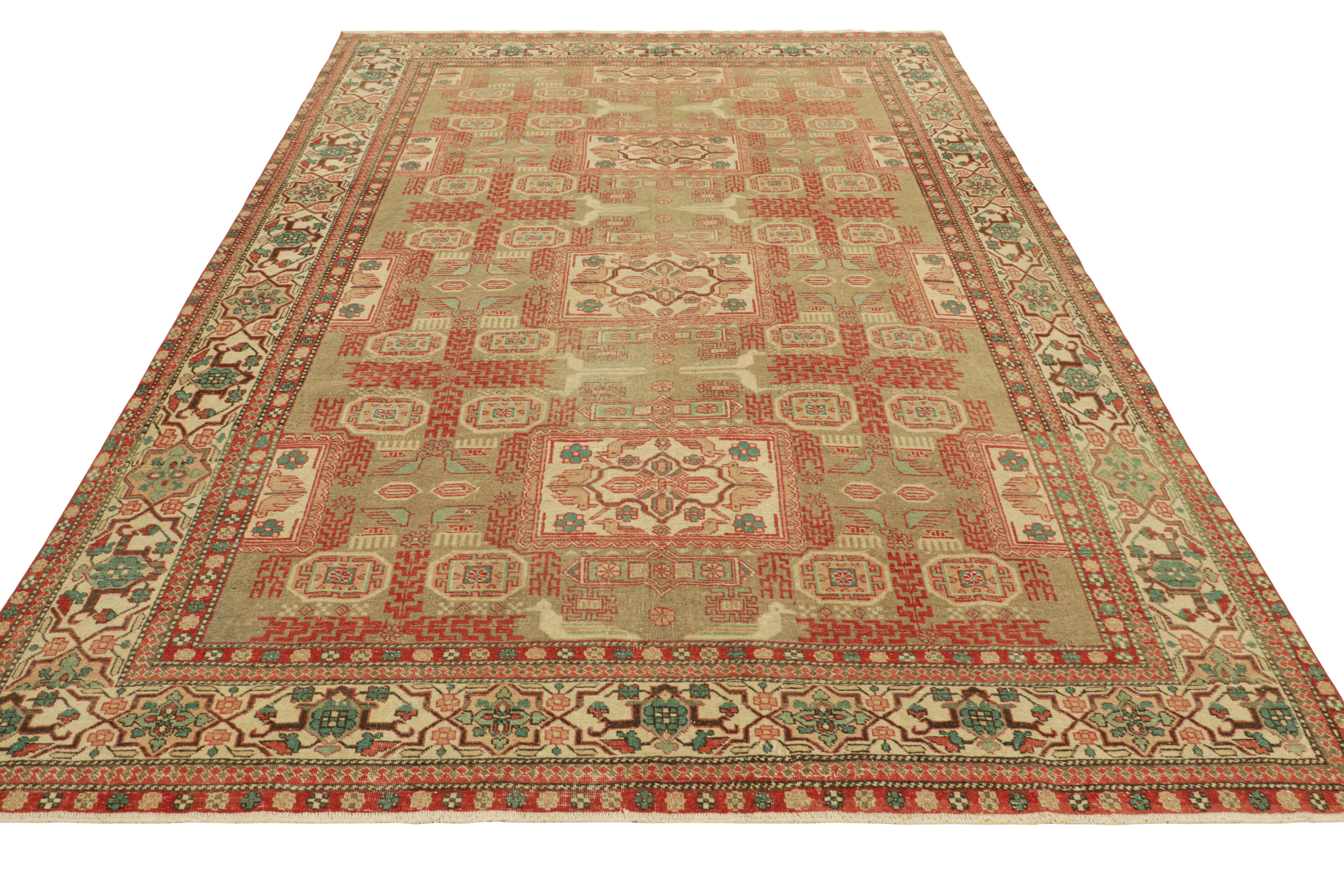 Annodato a mano Tappeto turco vintage in beige-marrone e verde con medaglioni  Rug & Kilim in vendita