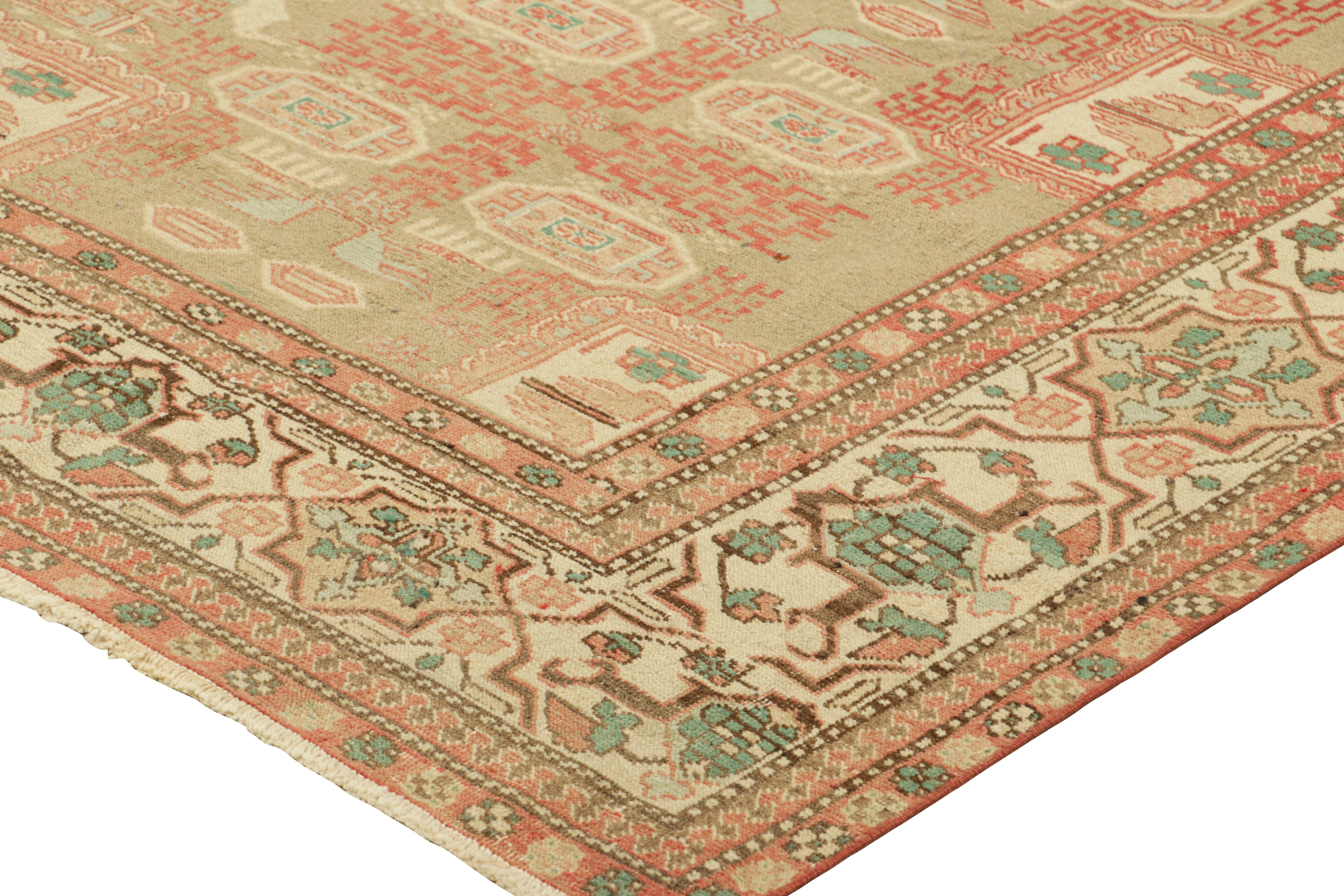 Tappeto turco vintage in beige-marrone e verde con medaglioni  Rug & Kilim In condizioni buone in vendita a Long Island City, NY
