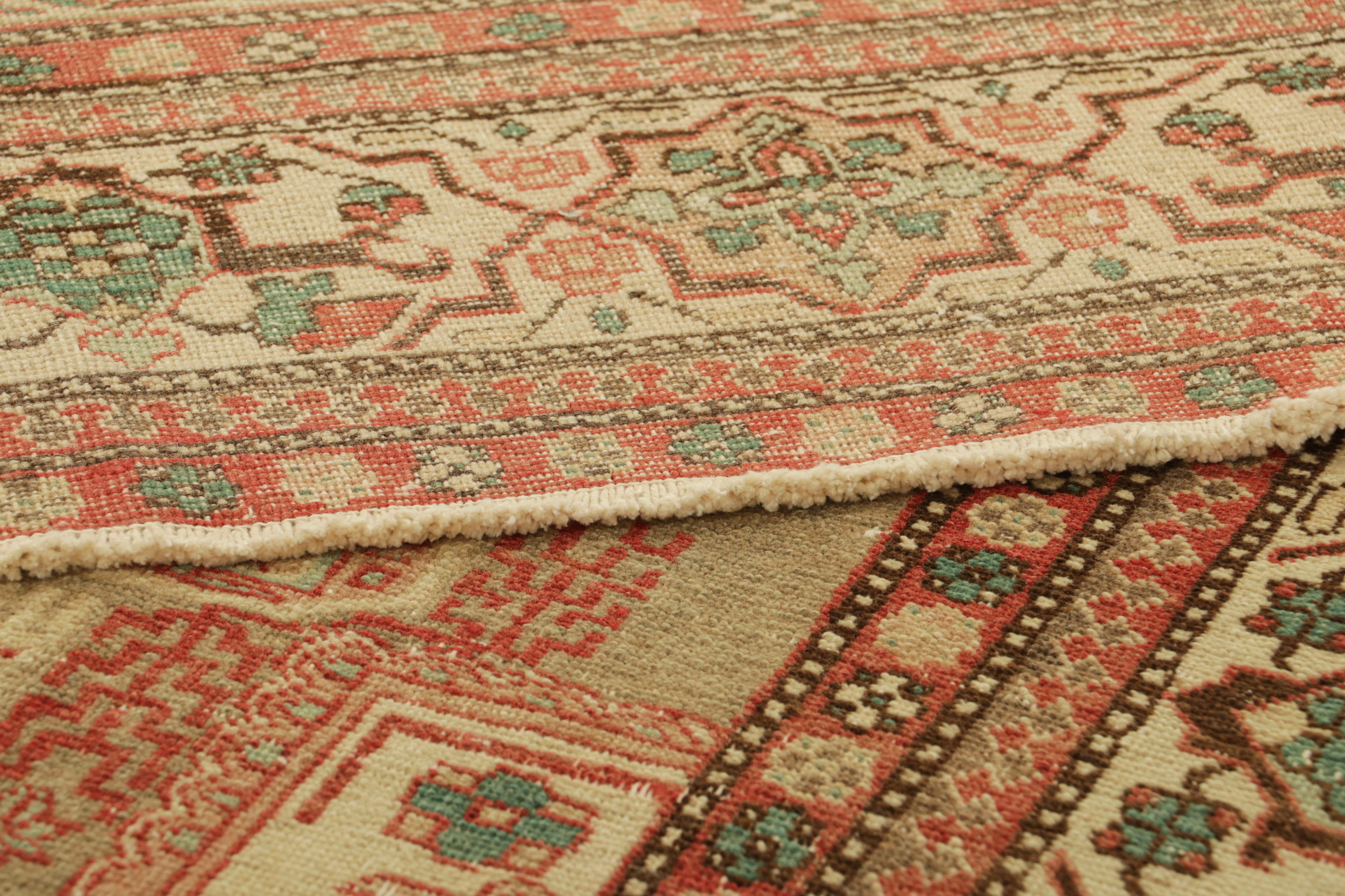 Metà XX secolo Tappeto turco vintage in beige-marrone e verde con medaglioni  Rug & Kilim in vendita