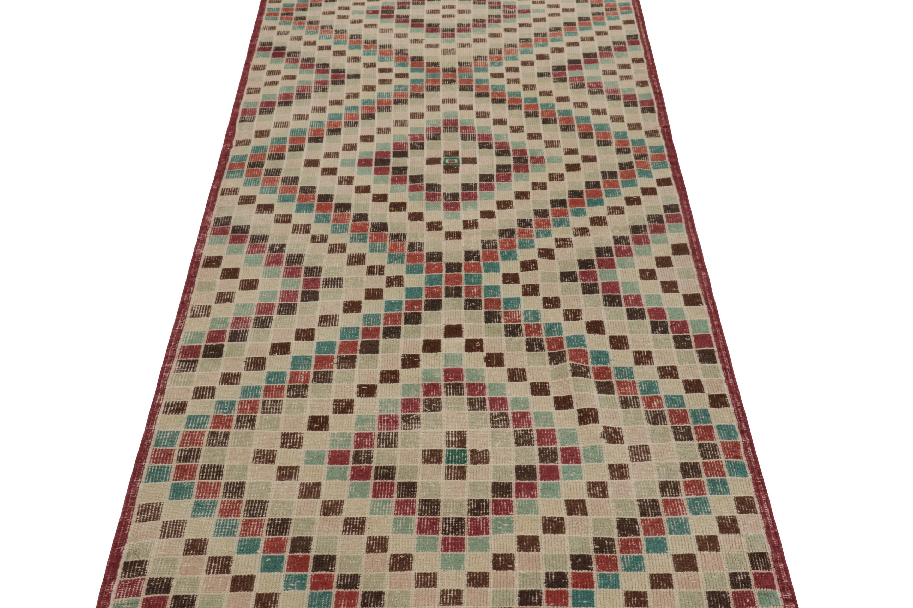 Dieser 3 x 9 große türkische Teppich aus handgeknüpfter Wolle (ca. 1950-1960) mit geometrischem Rautenmuster ist eine aufregende neue Ergänzung der Rug & Kilim'S Kollektion von eklektischen Teppichen aus der Mitte des Jahrhunderts.

Über das