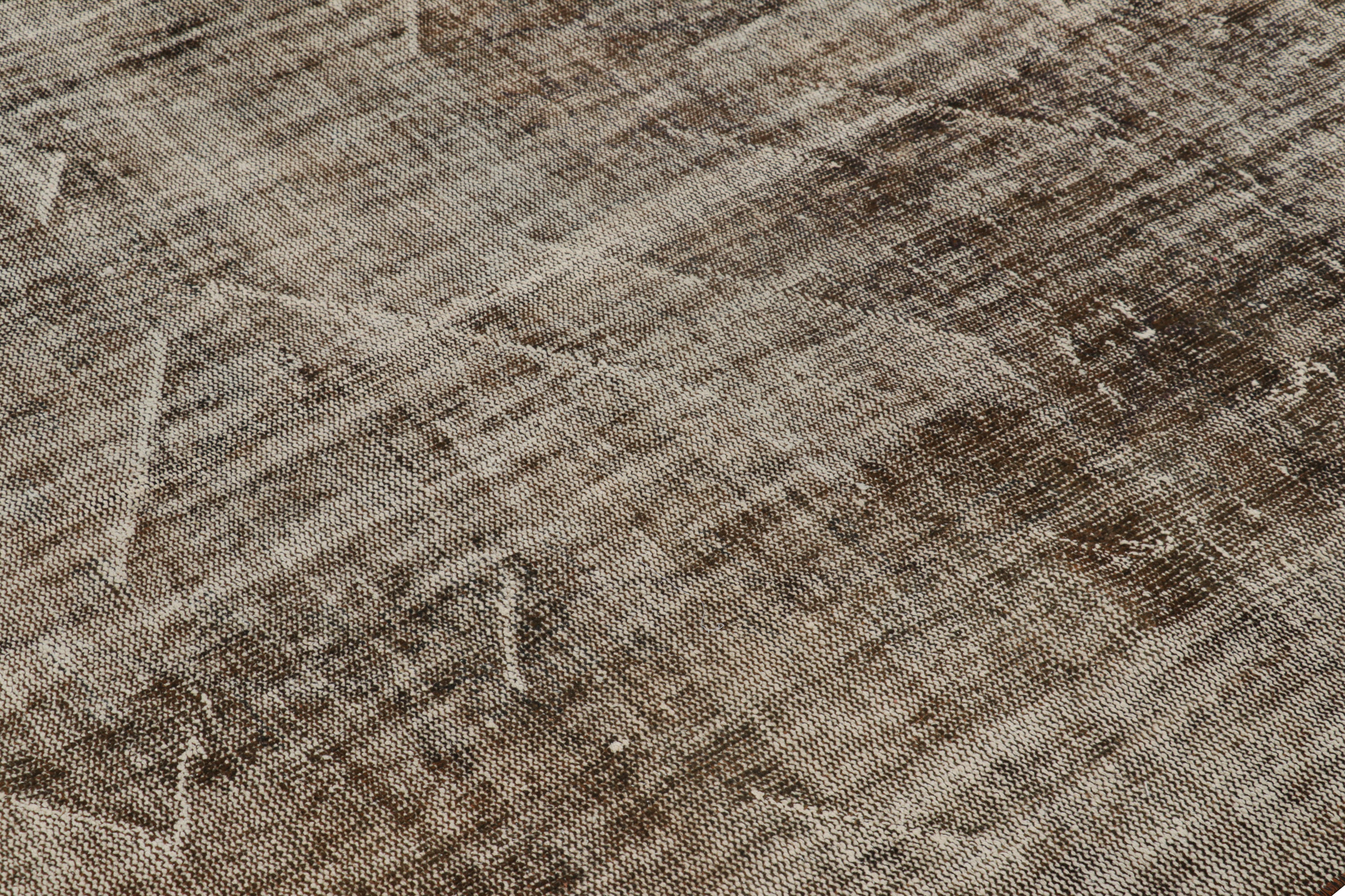 Türkischer Vintage-Teppich in Beige-Braun, mit Distressed-Muster, von Rug & Kilim (Handgeknüpft) im Angebot
