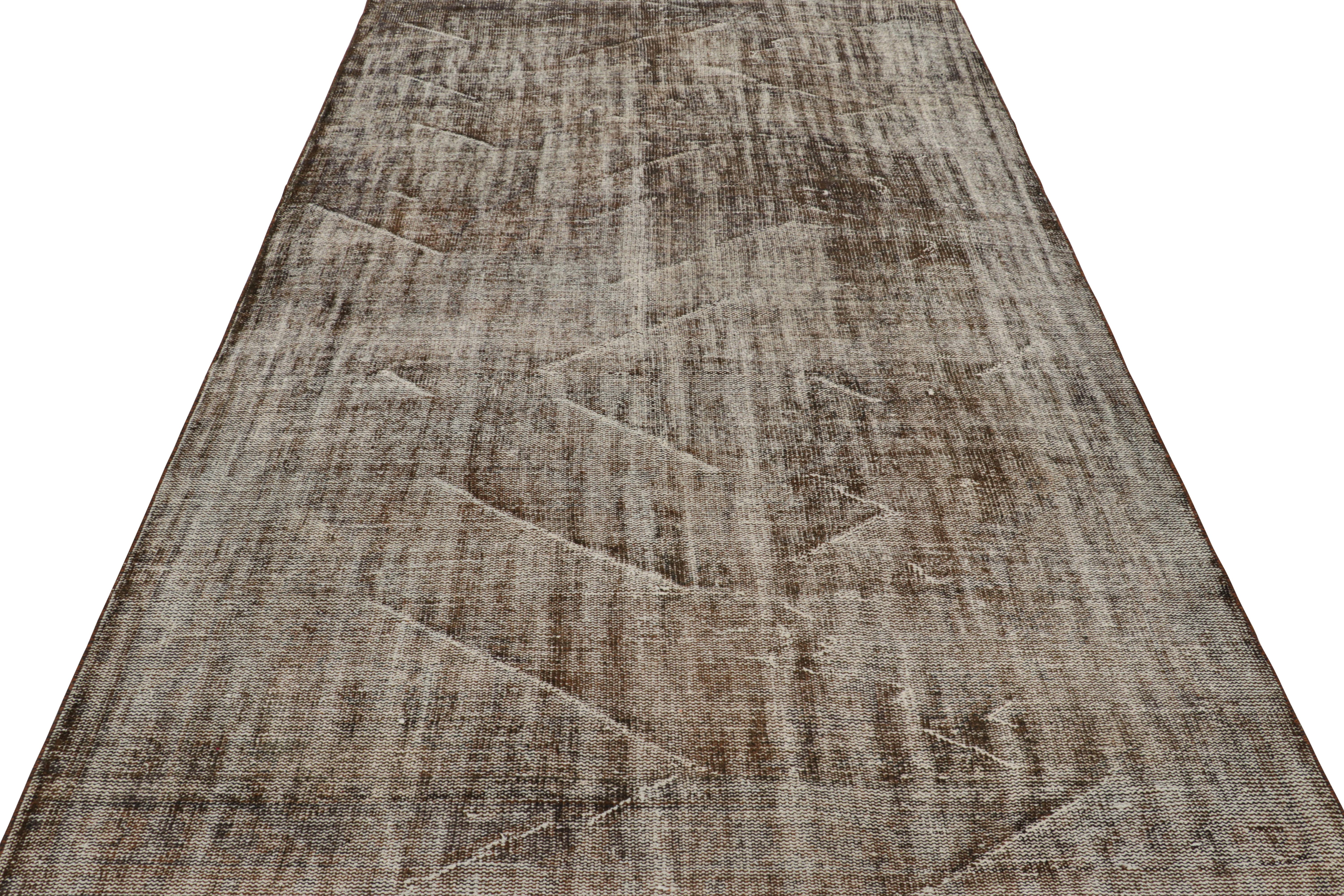 Türkischer Vintage-Teppich in Beige-Braun, mit Distressed-Muster, von Rug & Kilim im Zustand „Gut“ im Angebot in Long Island City, NY