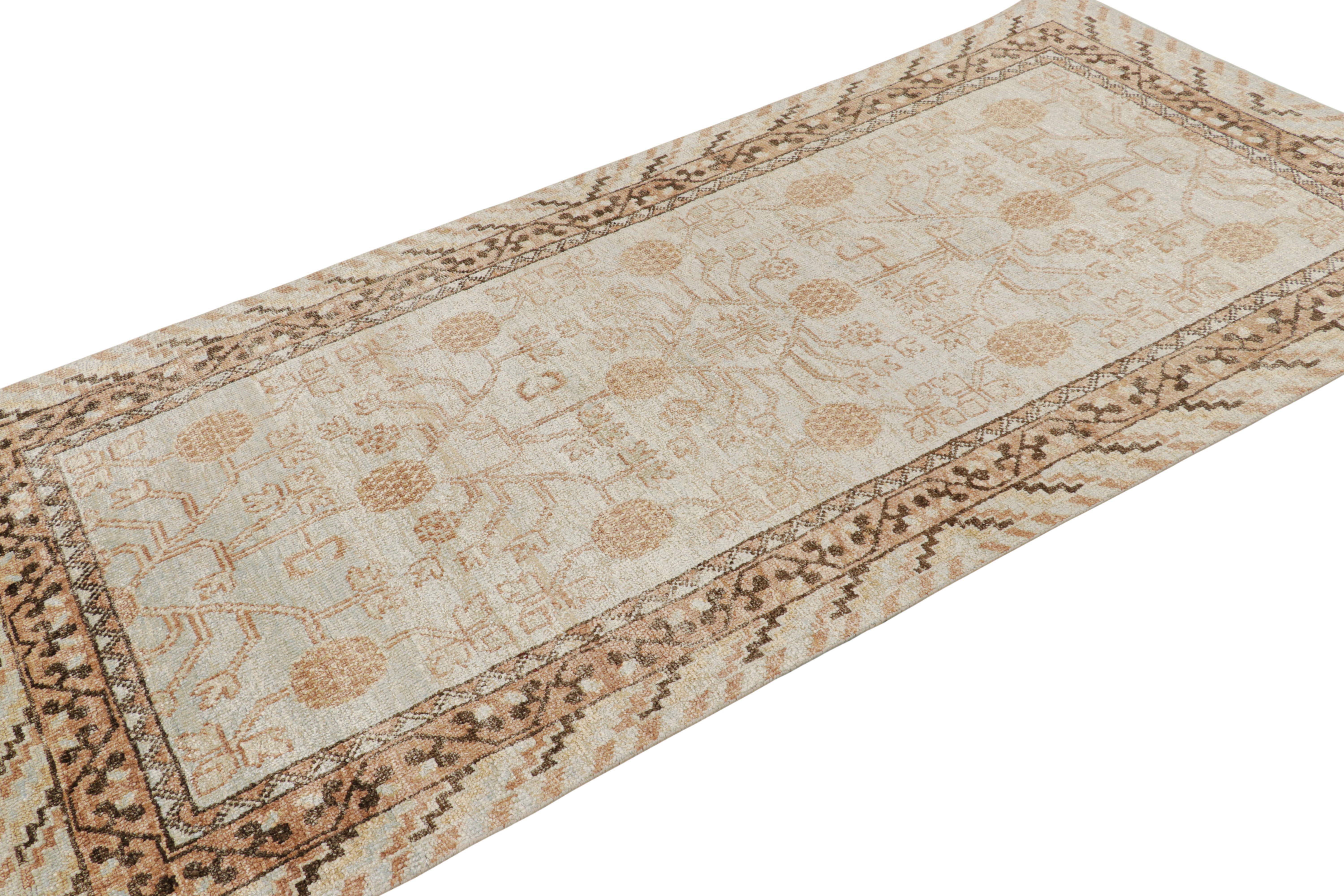 Rug & Kilim's Teppich im Khotan-Stil, Weiß mit cremefarbenen Granatapfelmustern (Handgeknüpft) im Angebot