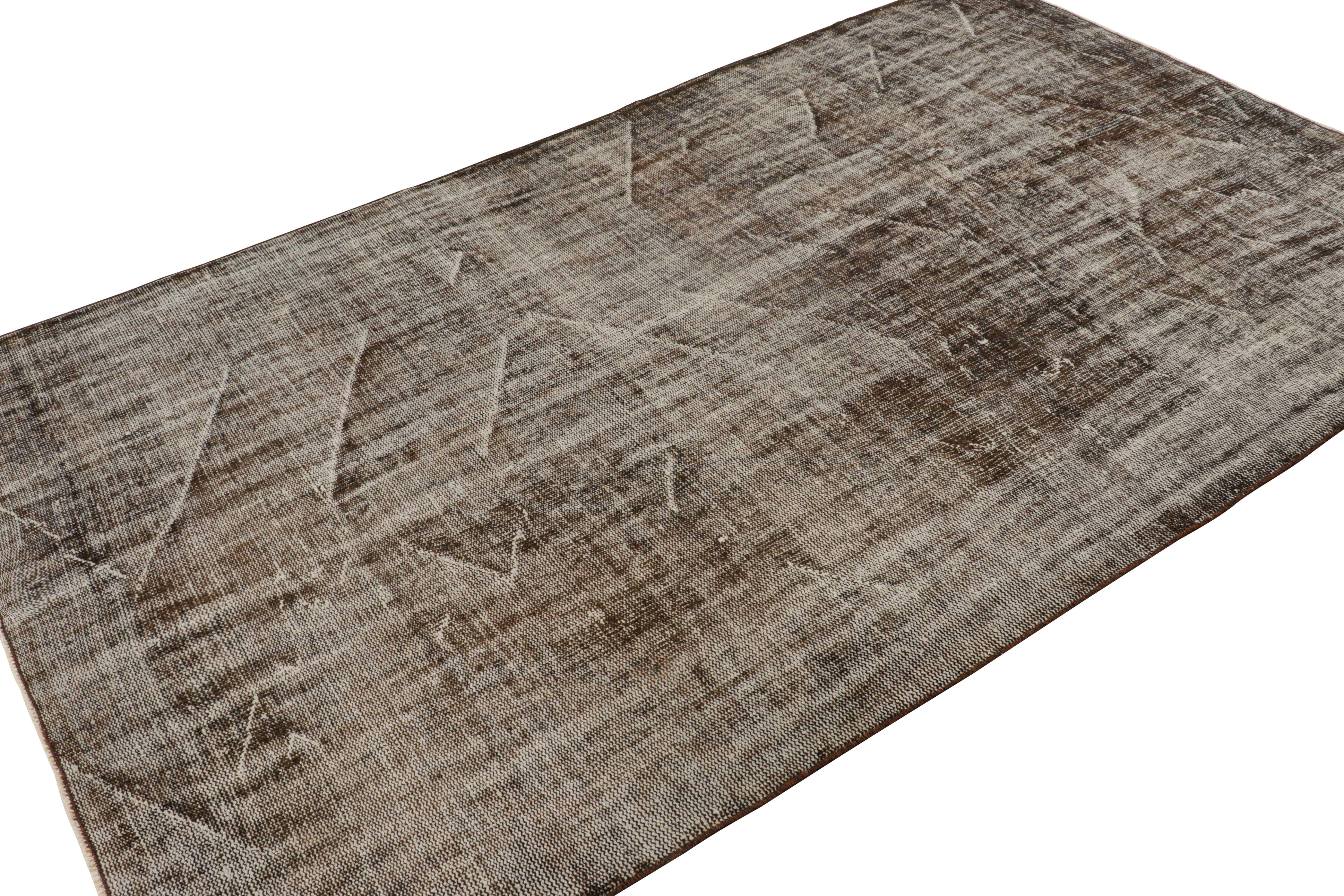 Türkischer Vintage-Teppich in Beige-Braun, mit Distressed-Muster, von Rug & Kilim (Mitte des 20. Jahrhunderts) im Angebot