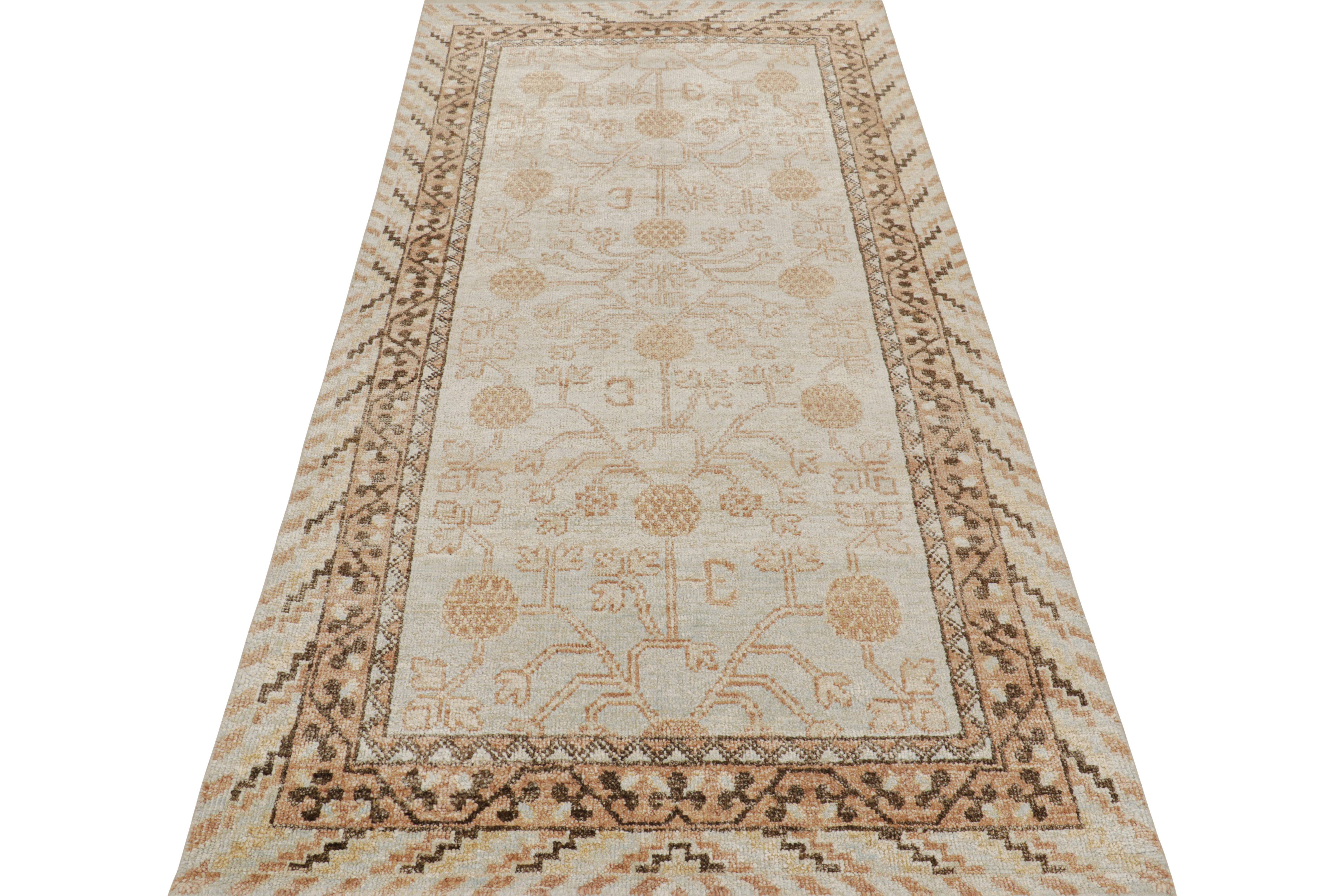 Rug & Kilim's Teppich im Khotan-Stil, Weiß mit cremefarbenen Granatapfelmustern im Zustand „Gut“ im Angebot in Long Island City, NY
