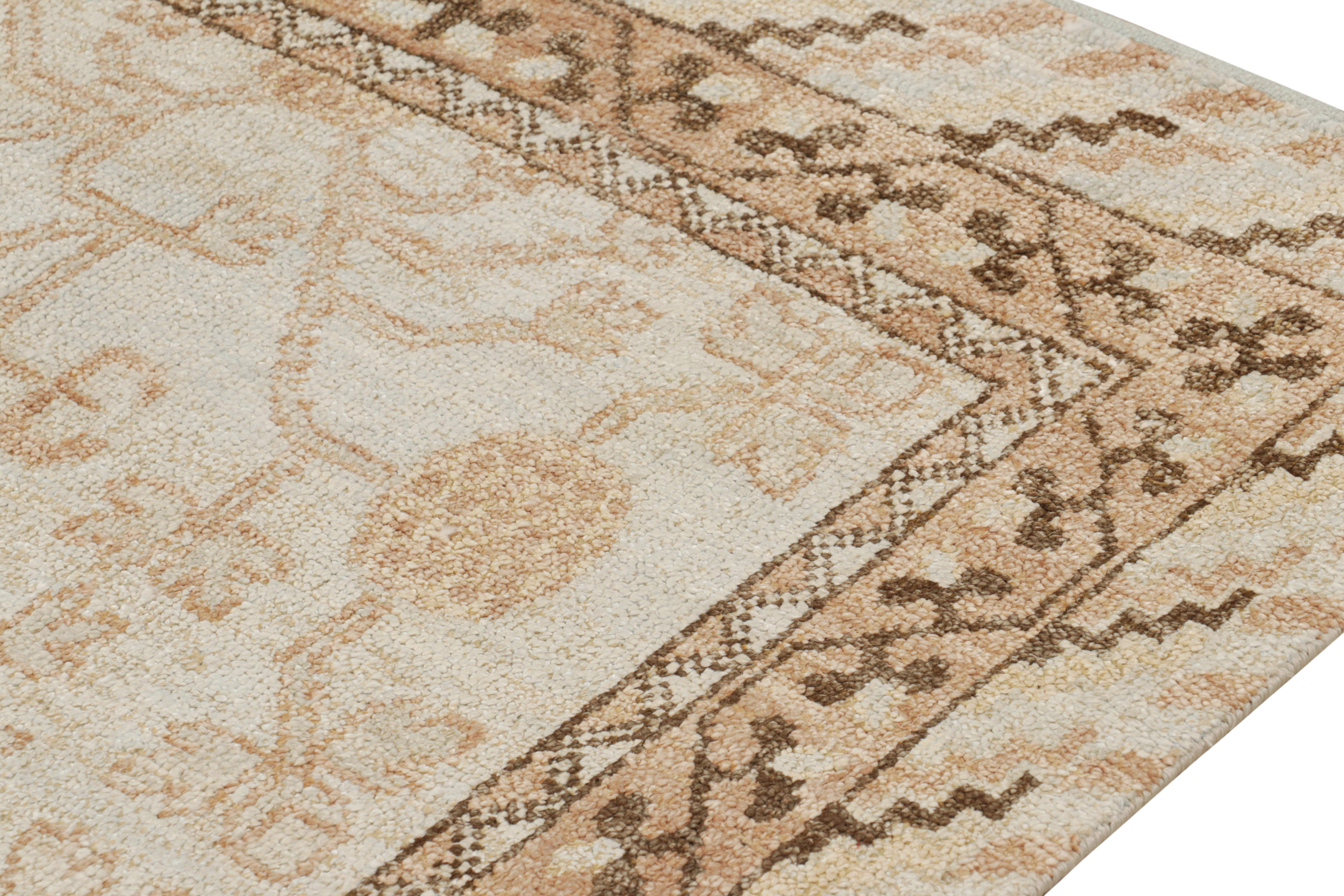 Rug & Kilim's Teppich im Khotan-Stil, Weiß mit cremefarbenen Granatapfelmustern (21. Jahrhundert und zeitgenössisch) im Angebot