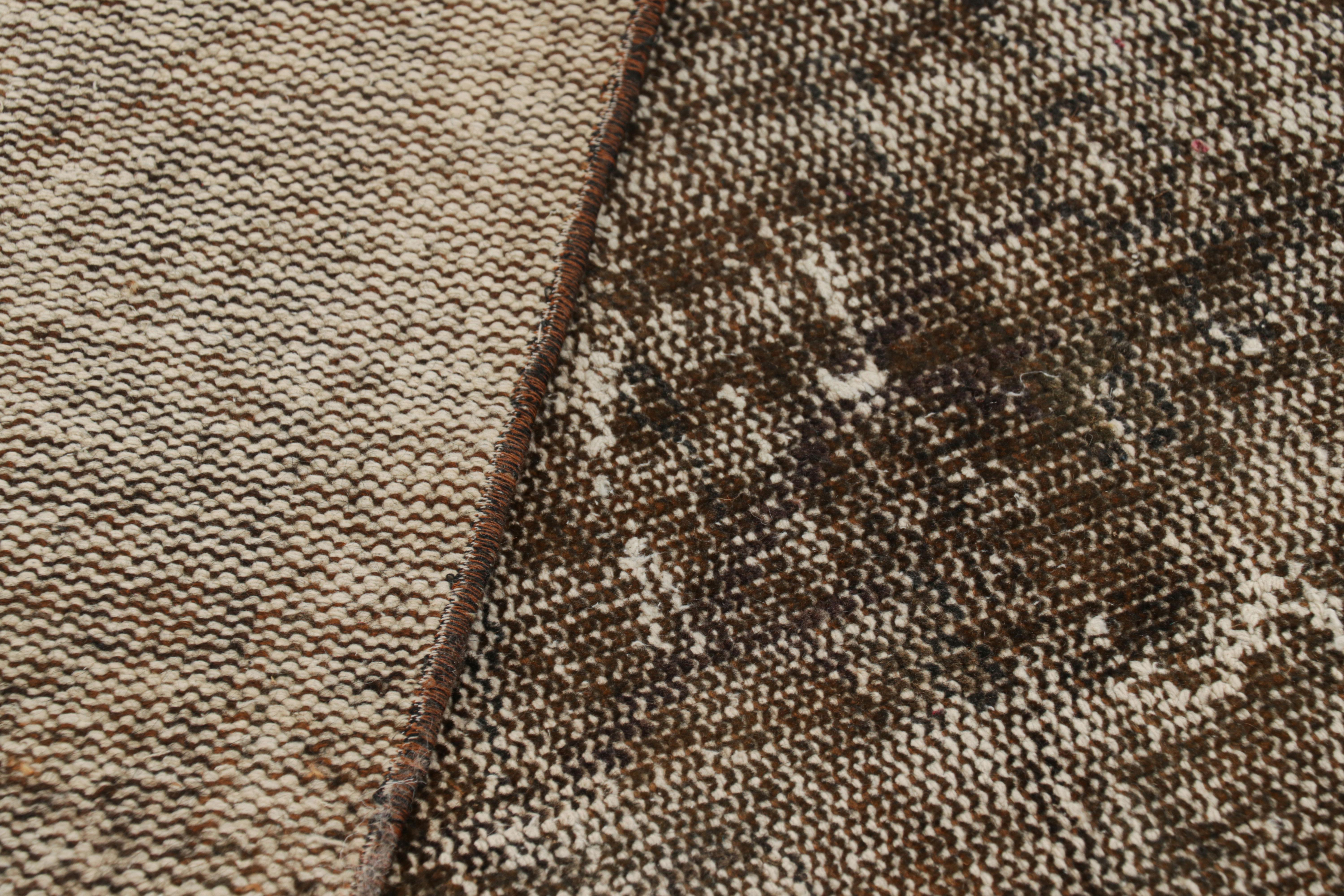 Türkischer Vintage-Teppich in Beige-Braun, mit Distressed-Muster, von Rug & Kilim im Angebot 1