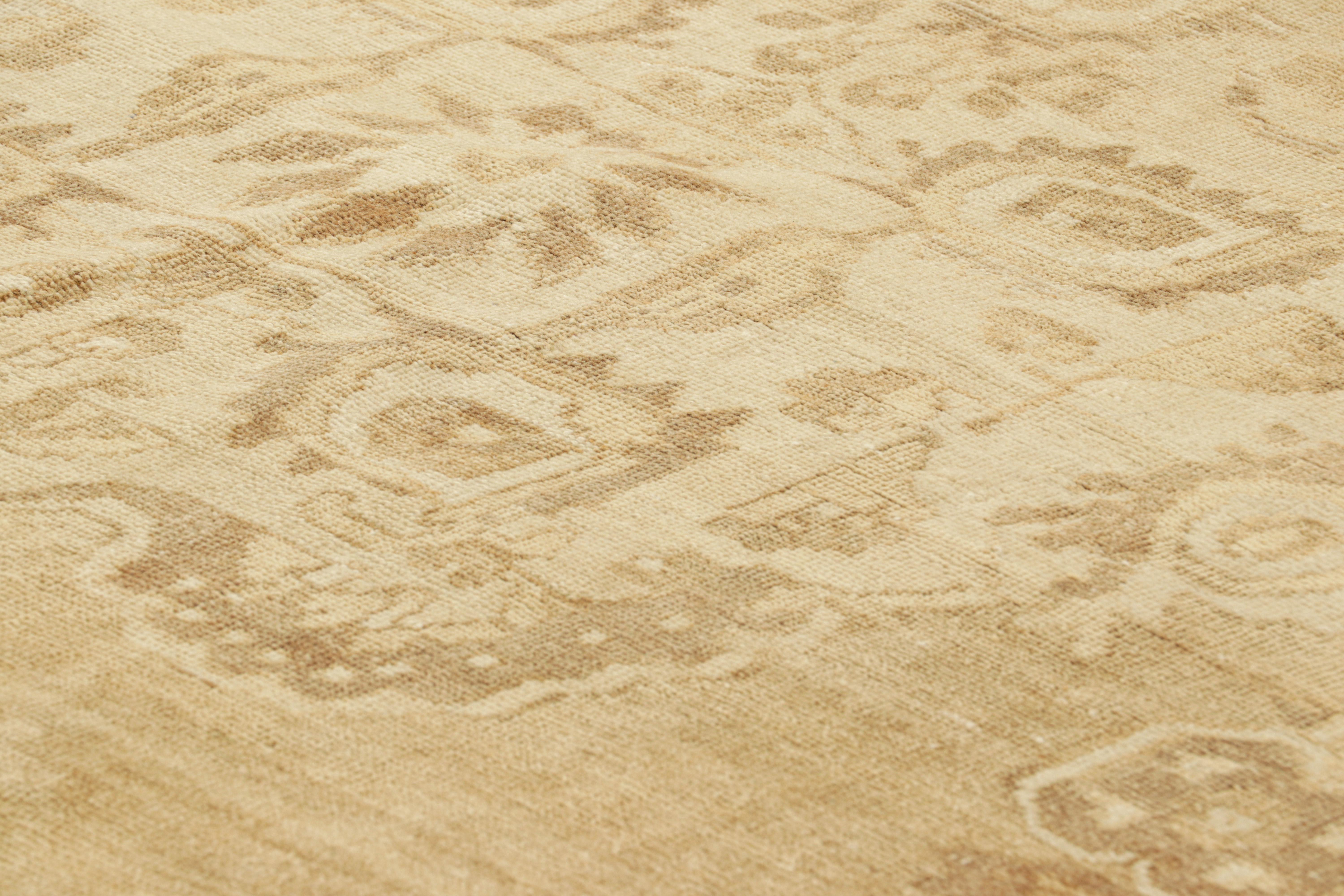 Anudada a mano en lana, esta alfombra turca vintage de 6x9 es de esa colección de alfombras de mediados de siglo con lavados antiguos que les dan ese aspecto del viejo mundo, casi angustiado.  

Sobre el diseño: 

Los tonos dorados y beige-marrón