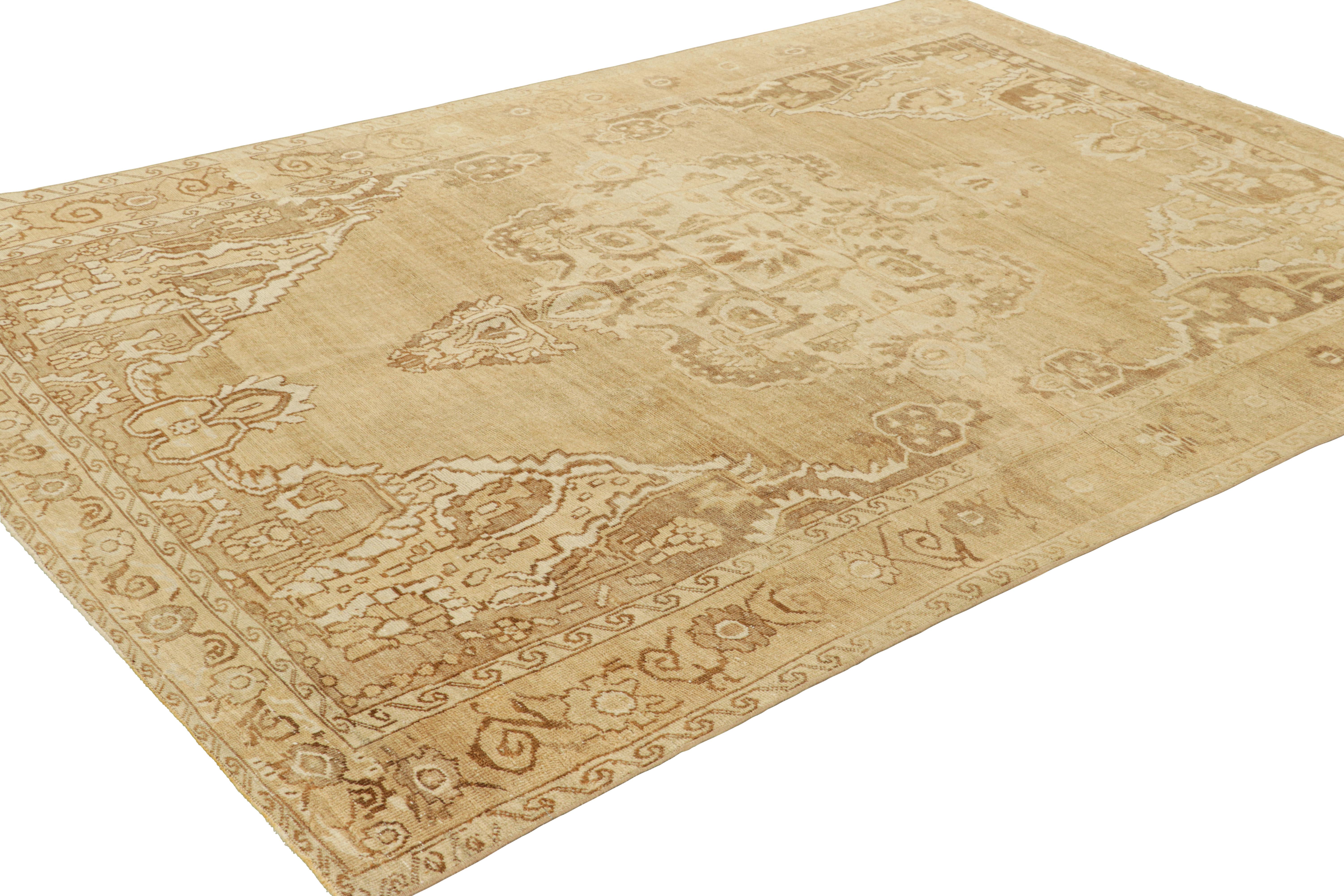 Alfombra turca vintage en beige-marrón con medallón floral, de Rug & Kilim Anudado a mano en venta
