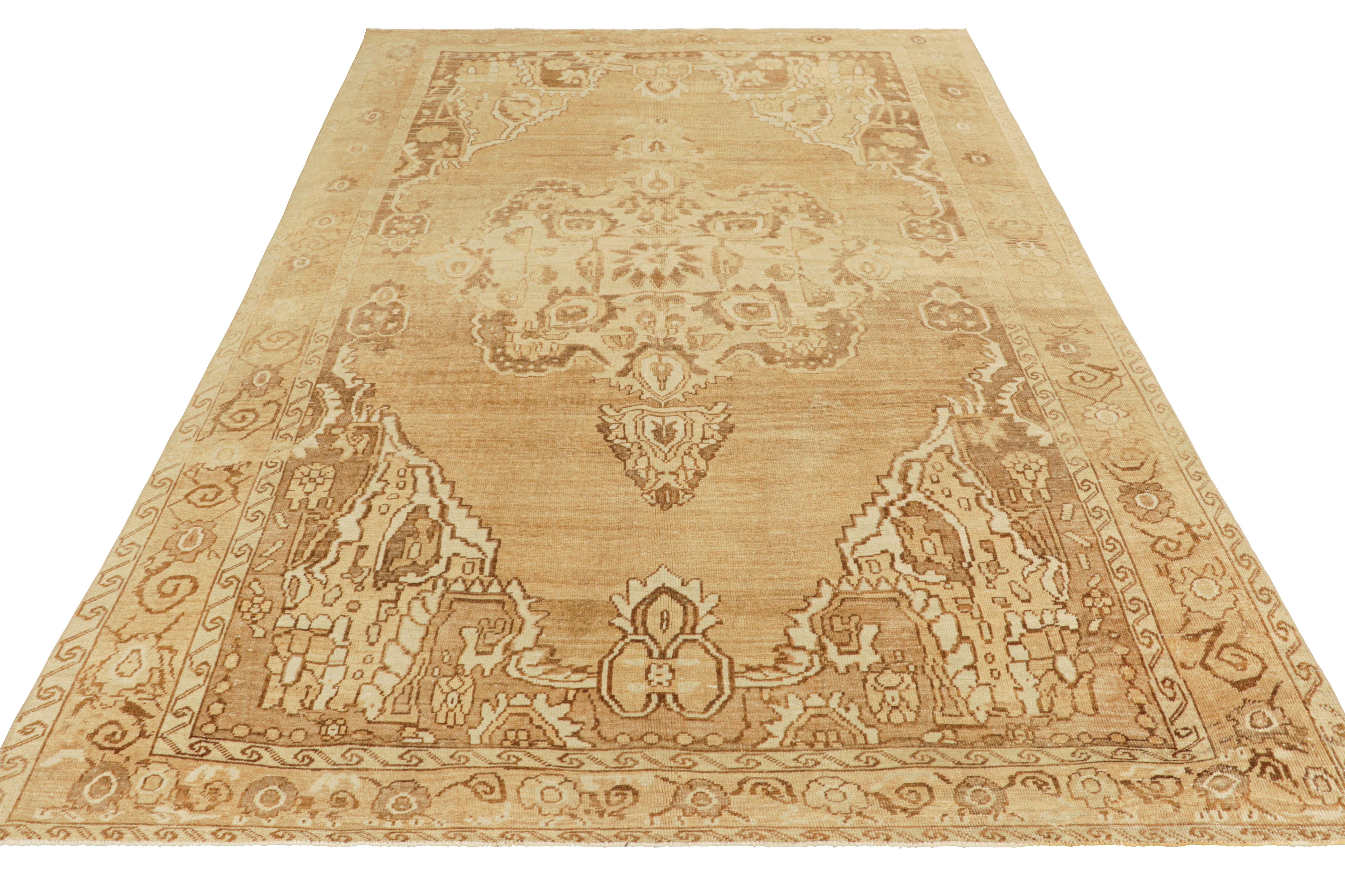 Alfombra turca vintage en beige-marrón con medallón floral, de Rug & Kilim en Bueno estado para la venta en Long Island City, NY