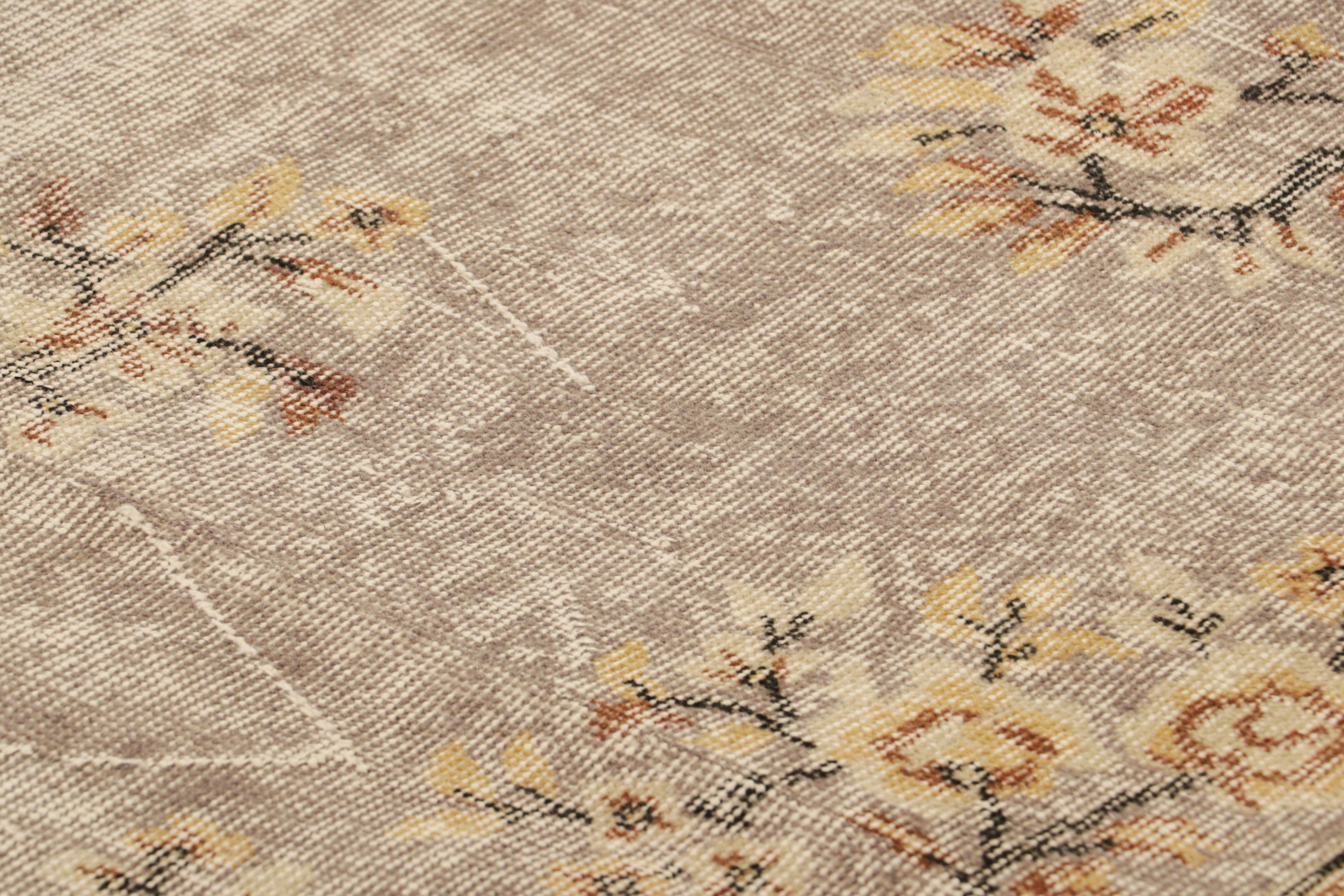 Realizzato in lana annodata a mano e risalente al 1960-1970 circa, questo tappeto vintage 5x9 è un nuovo ed entusiasmante pezzo della collezione di tappeti turchi rari della metà del secolo scorso di Rug & Kilim, un pezzo unico con un design