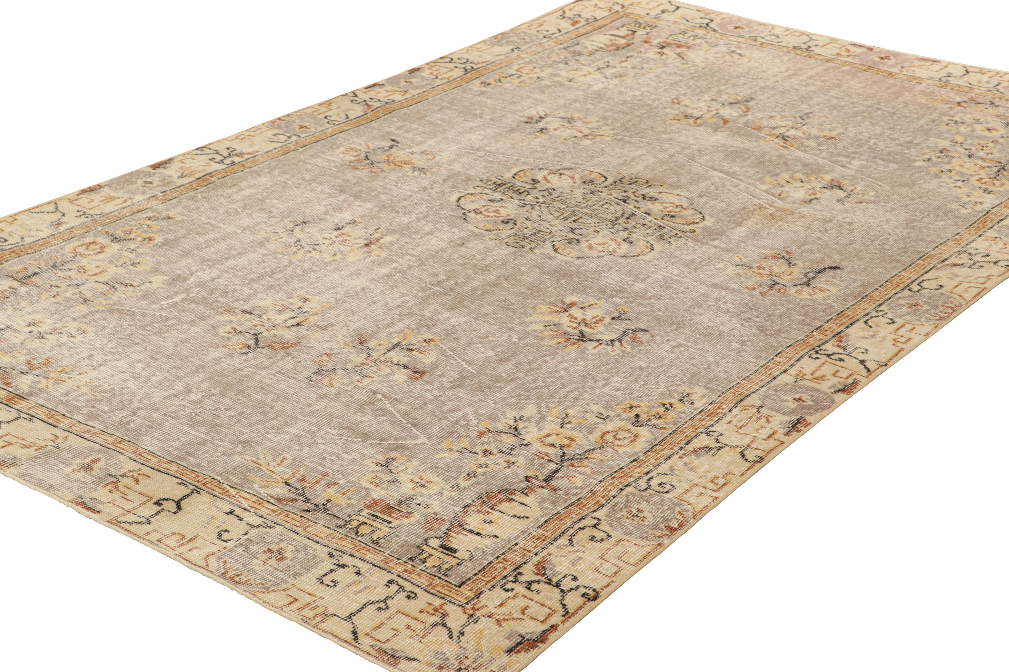 Annodato a mano Tappeto turco vintage beige-marrone con medaglione e fiori  Rug & Kilim in vendita