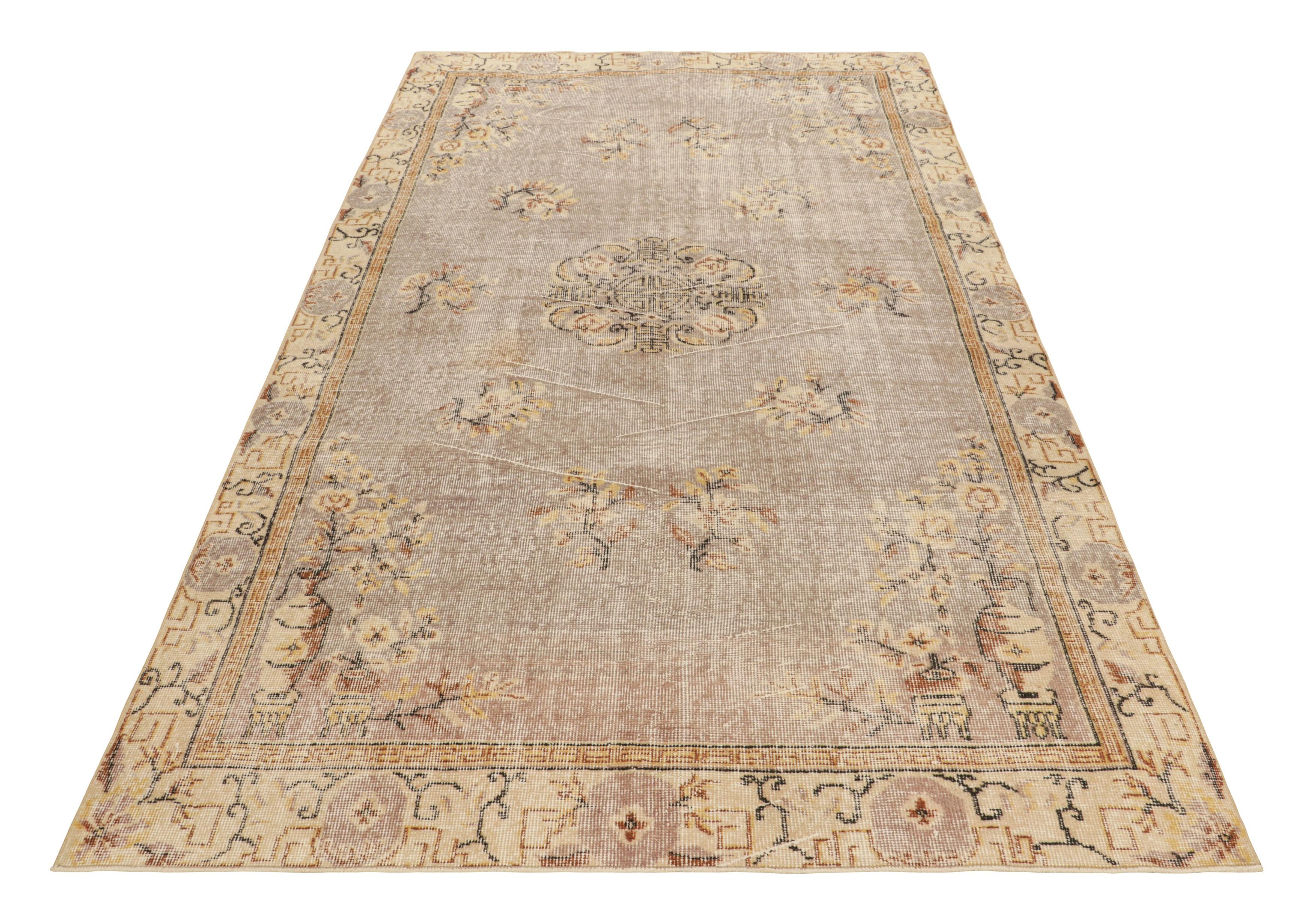 Tappeto turco vintage beige-marrone con medaglione e fiori  Rug & Kilim In condizioni buone in vendita a Long Island City, NY