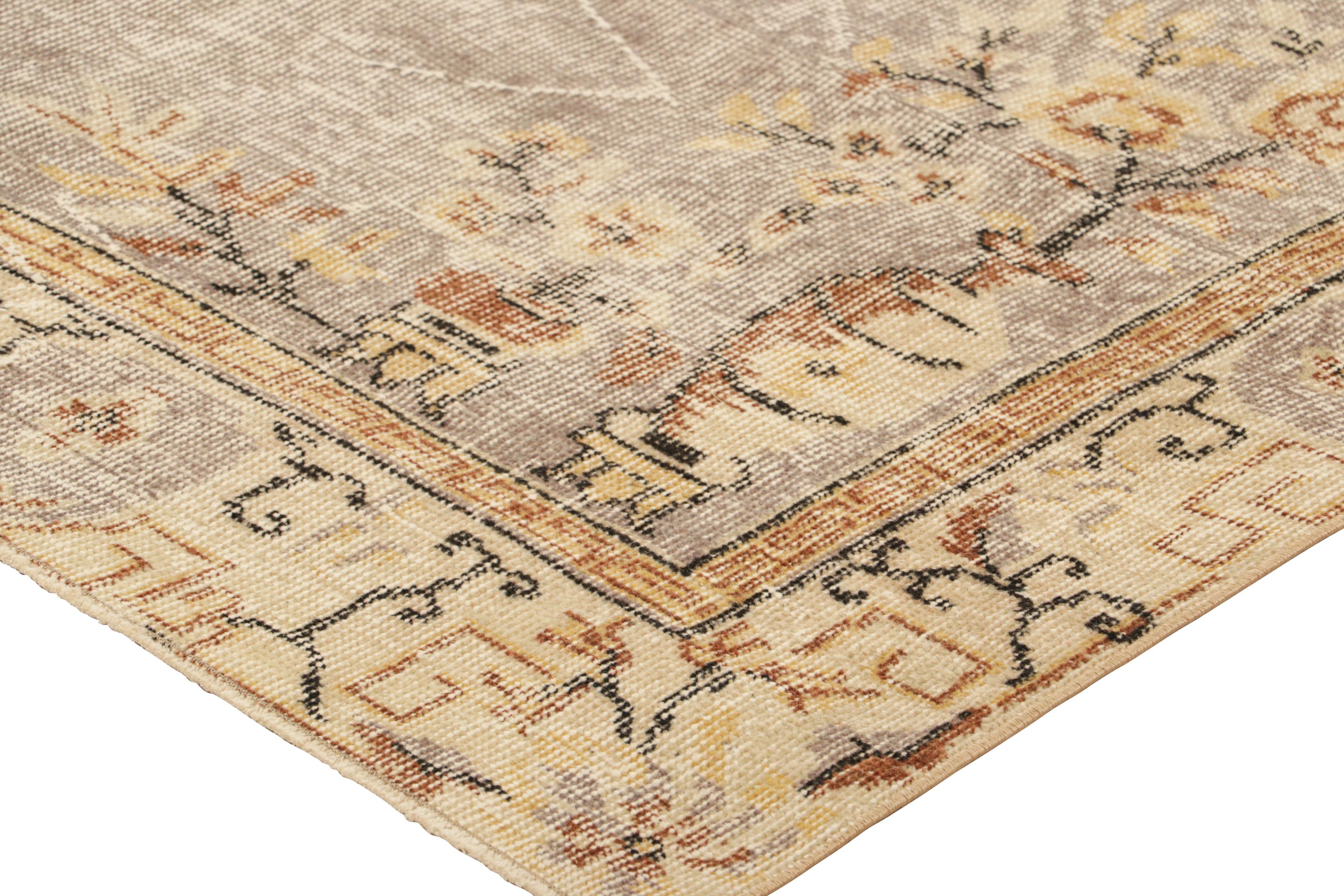 Metà XX secolo Tappeto turco vintage beige-marrone con medaglione e fiori  Rug & Kilim in vendita